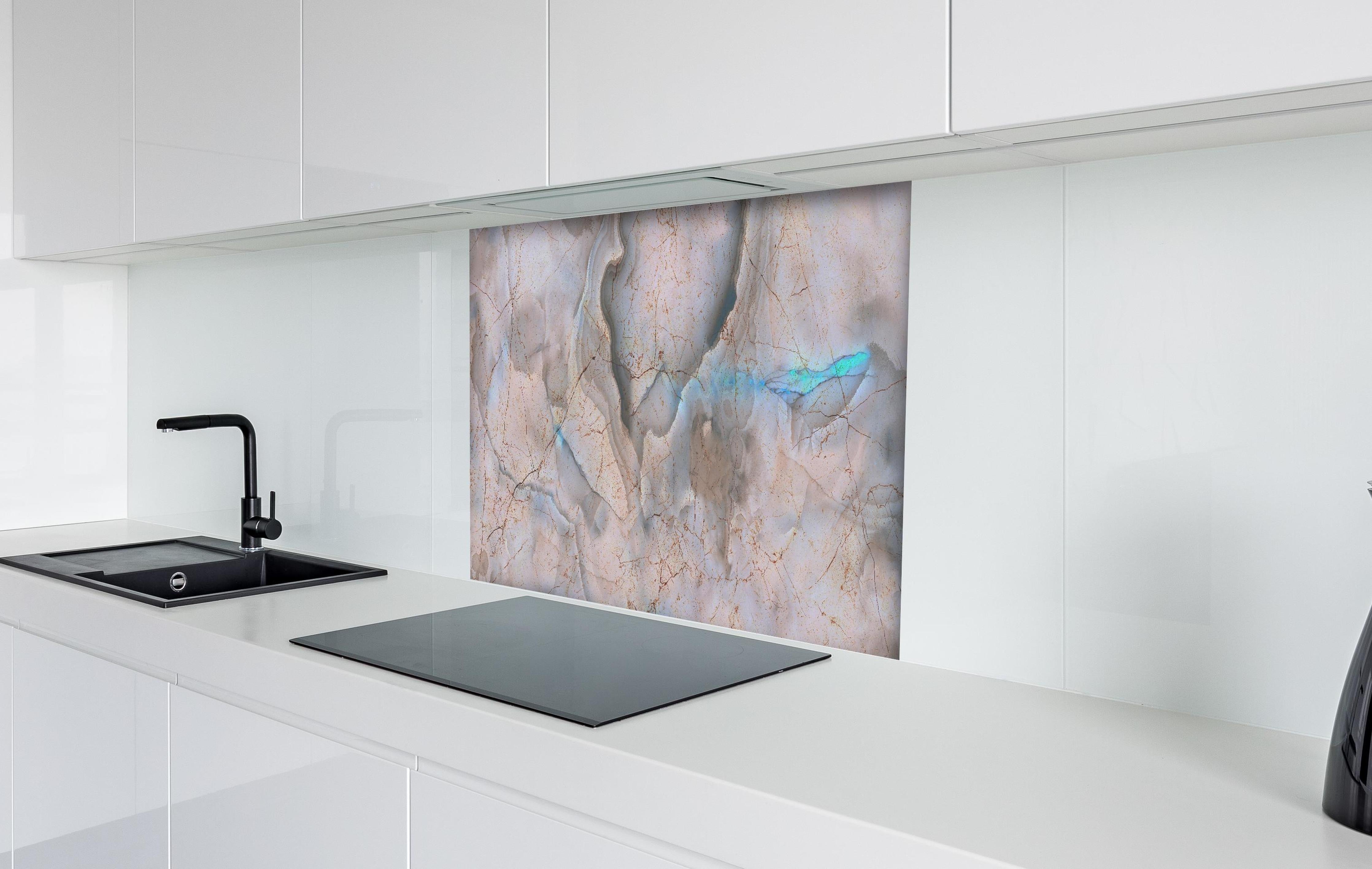 Spritzschutz - Stilvolle Marmor Mischung hinter einem Cerankochfeld zwischen Holz-Kochutensilien