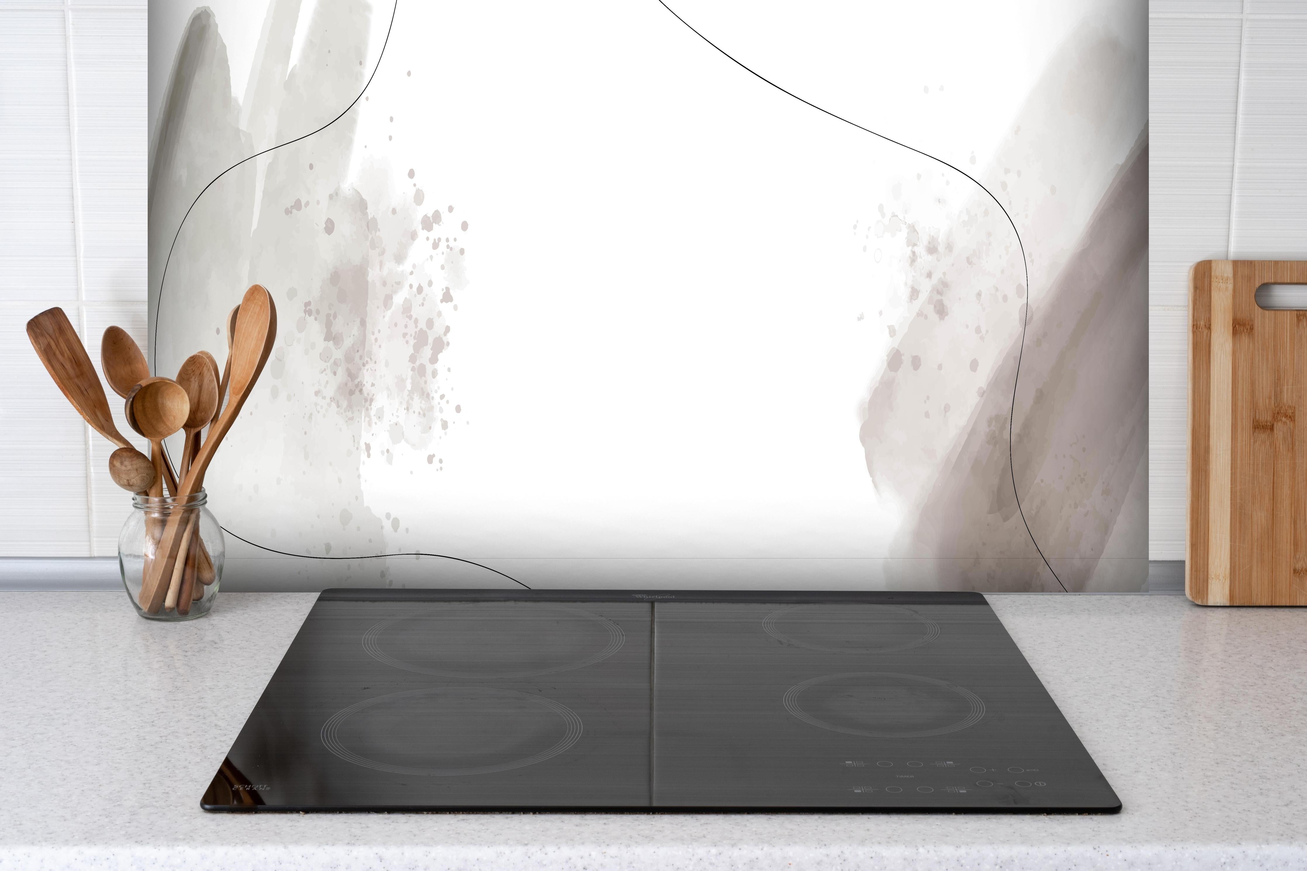 Spritzschutz - Stilvolle Weiß-Graue Papier Textur hinter einem Cerankochfeld zwischen Holz-Kochutensilien