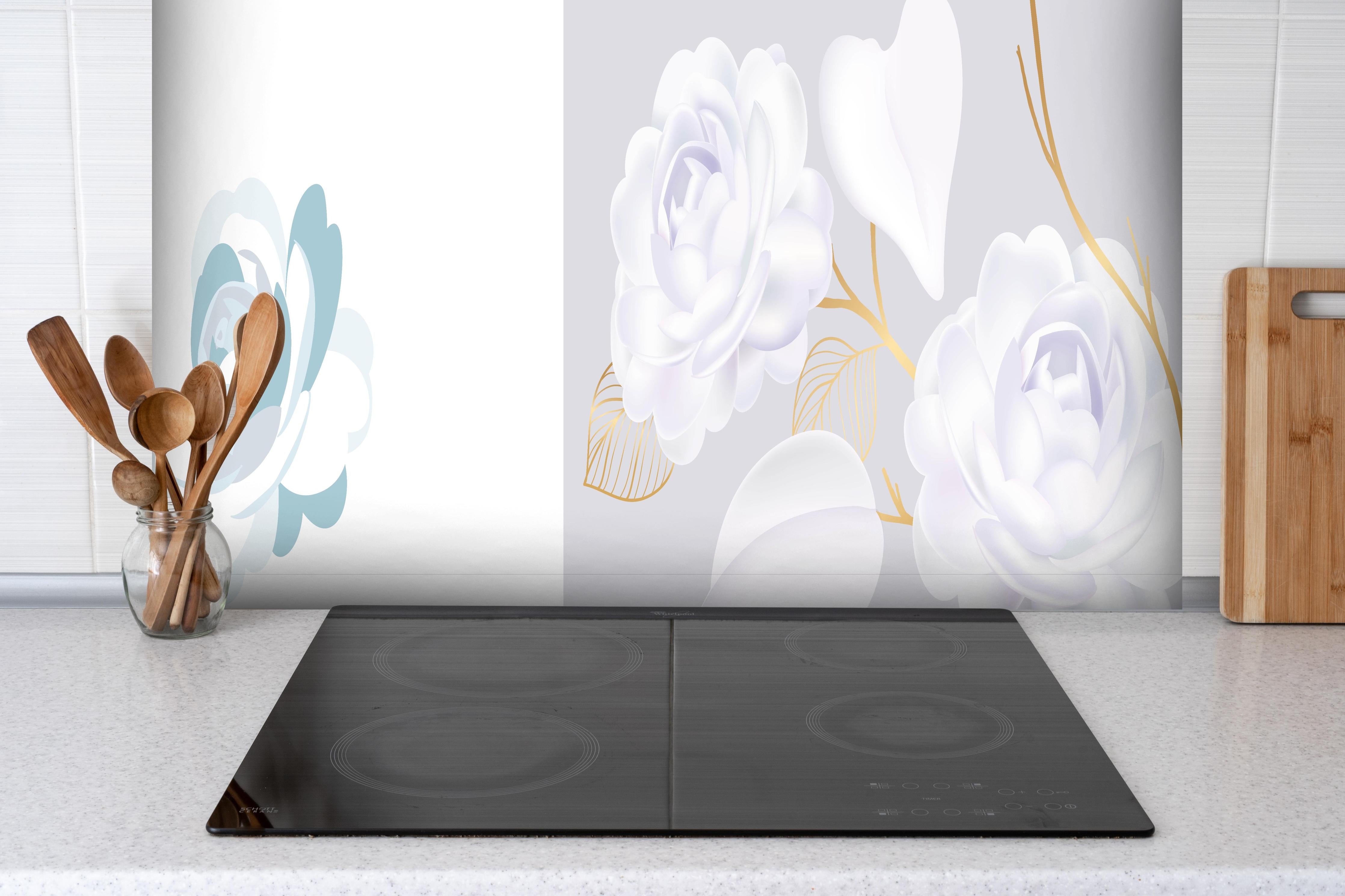 Spritzschutz - Stilvolle Weiße Rosen Grafik mit Goldakzenten hinter einem Cerankochfeld zwischen Holz-Kochutensilien