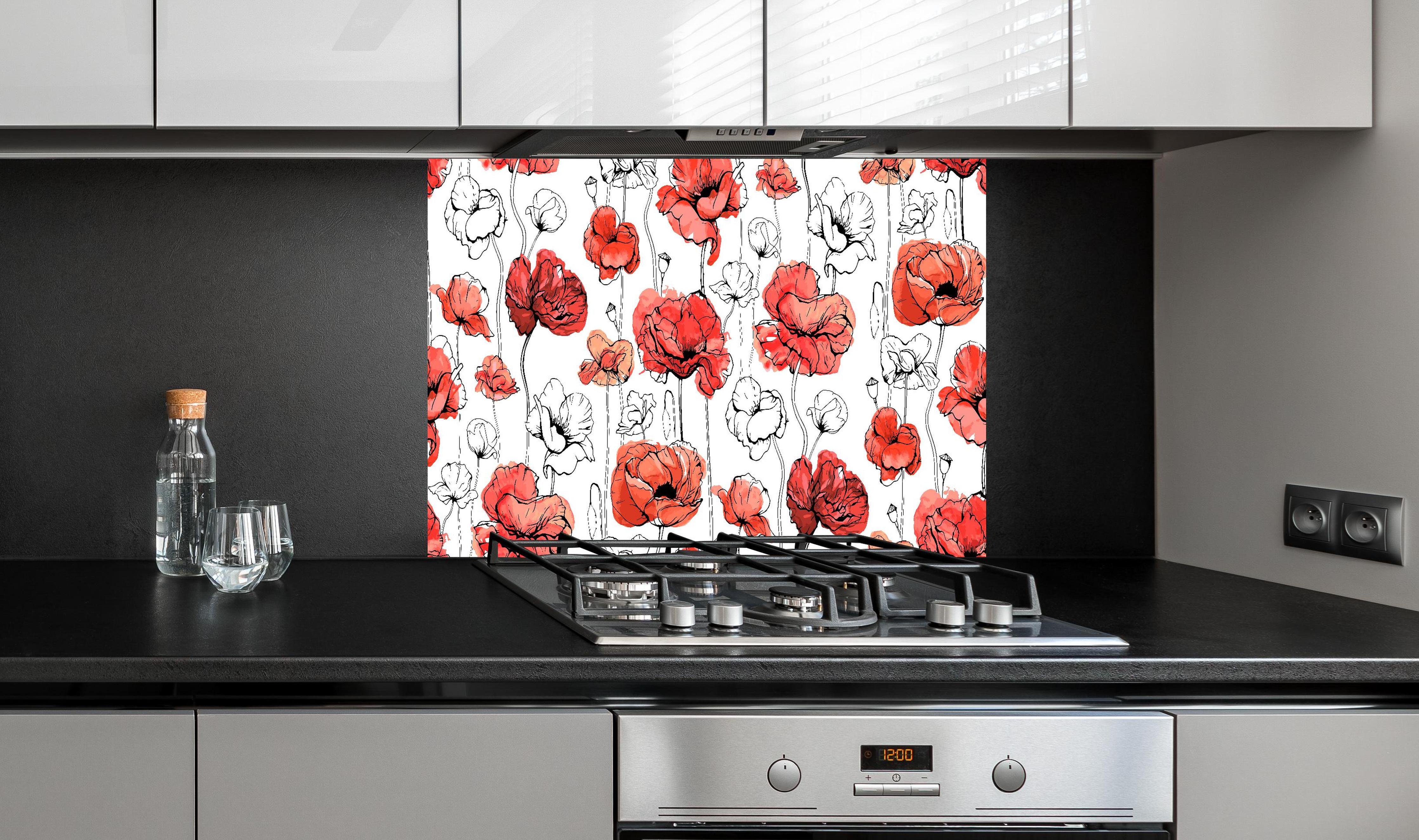 Spritzschutz - Stilvolle rote Mohnblumen Illustration hinter einem Cerankochfeld zwischen Holz-Kochutensilien