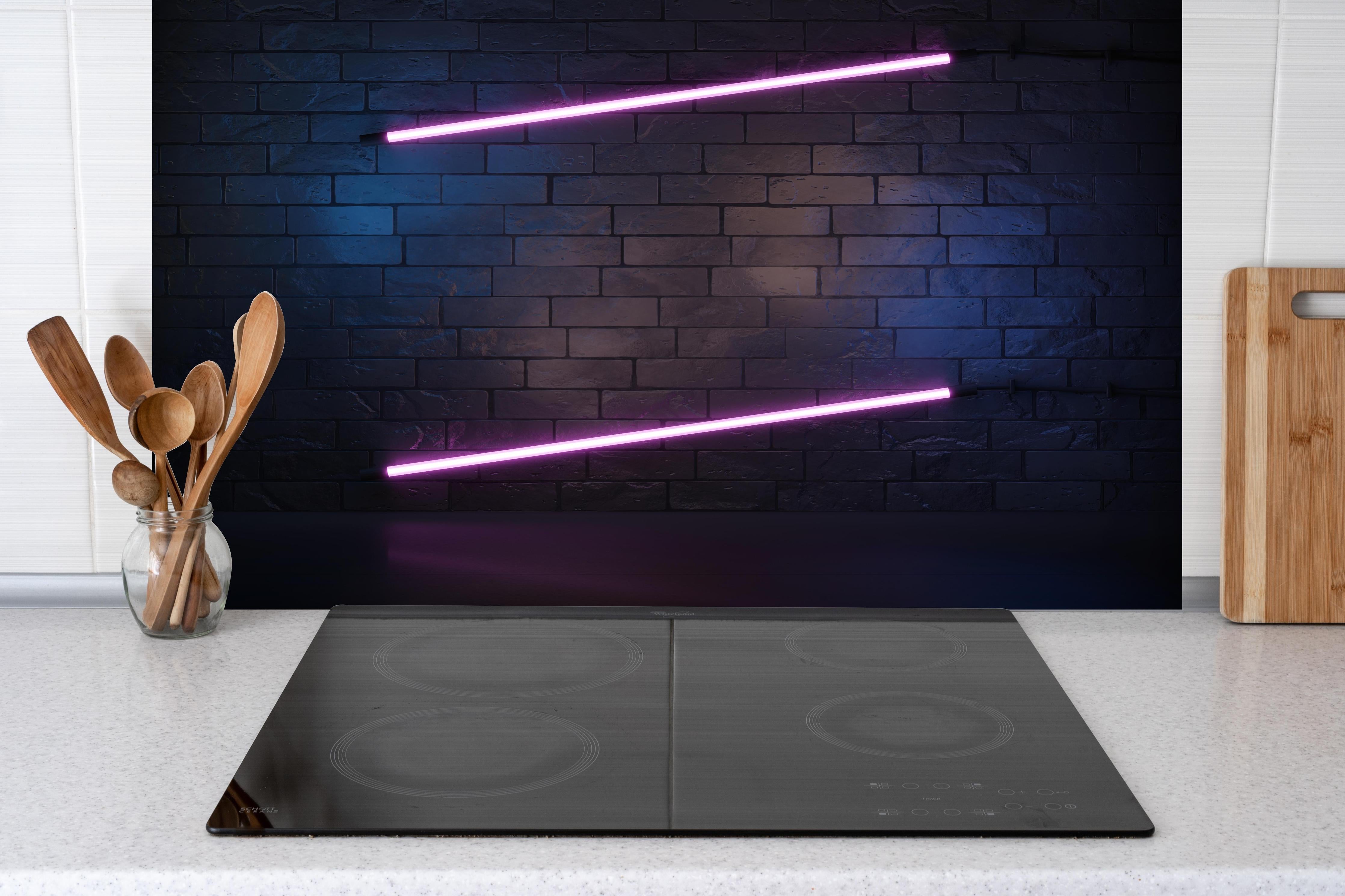Spritzschutz - Stilvoller moderner lila Neonlichtrahmen hinter einem Cerankochfeld zwischen Holz-Kochutensilien