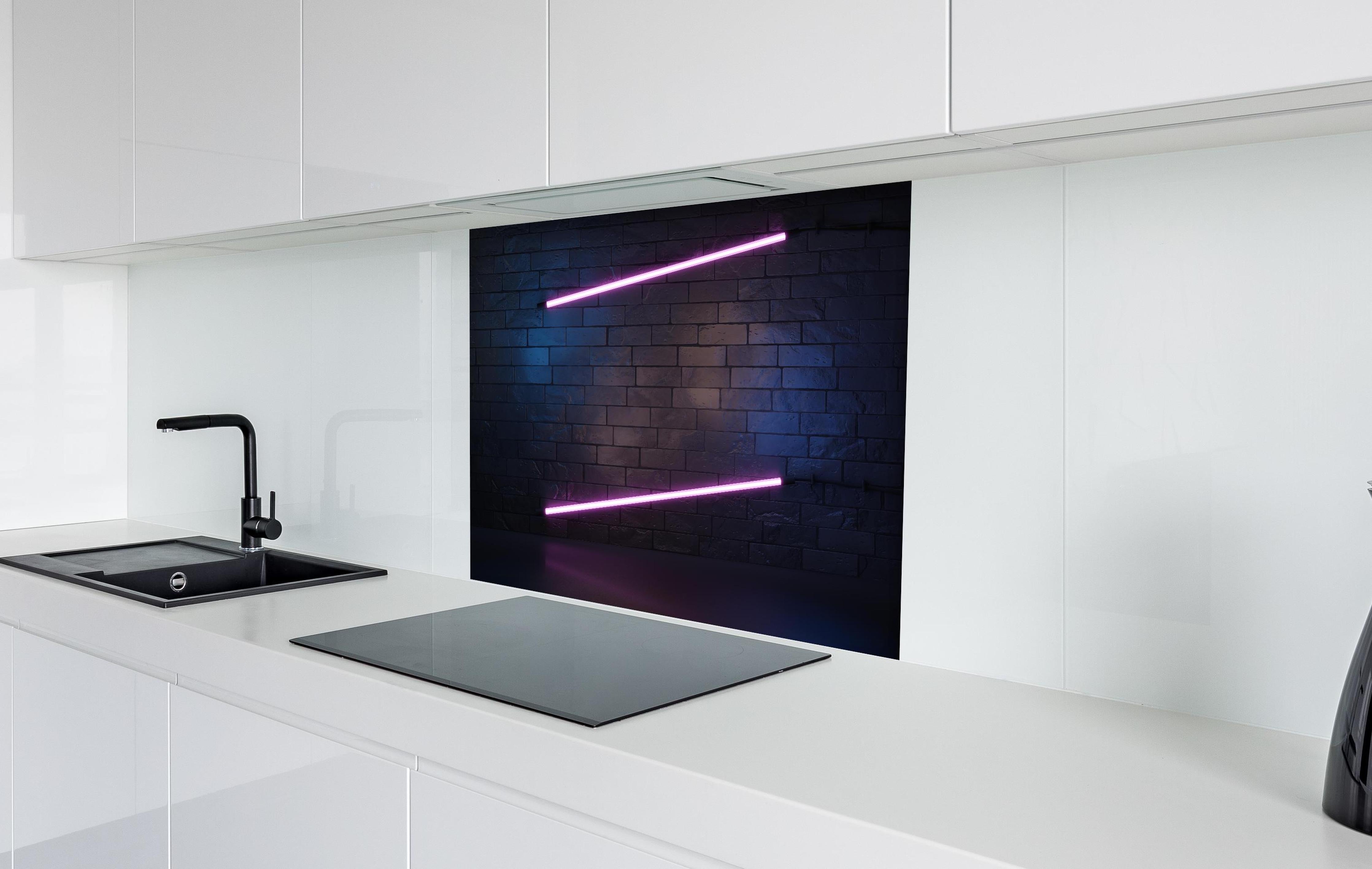 Spritzschutz - Stilvoller moderner lila Neonlichtrahmen hinter einem Cerankochfeld zwischen Holz-Kochutensilien