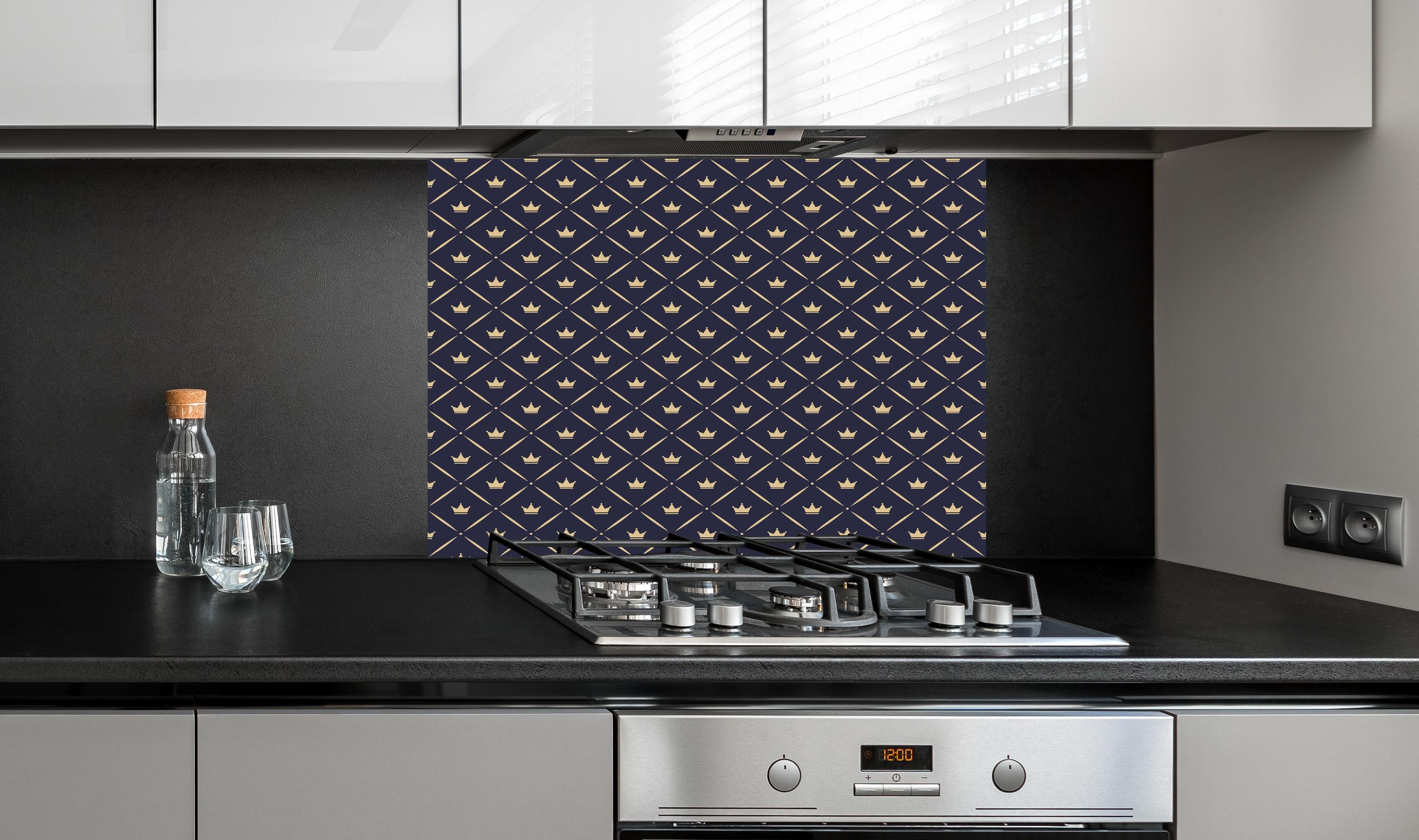 Spritzschutz - Stilvolles Dunkelblau Geometrisches Design hinter einem Cerankochfeld zwischen Holz-Kochutensilien