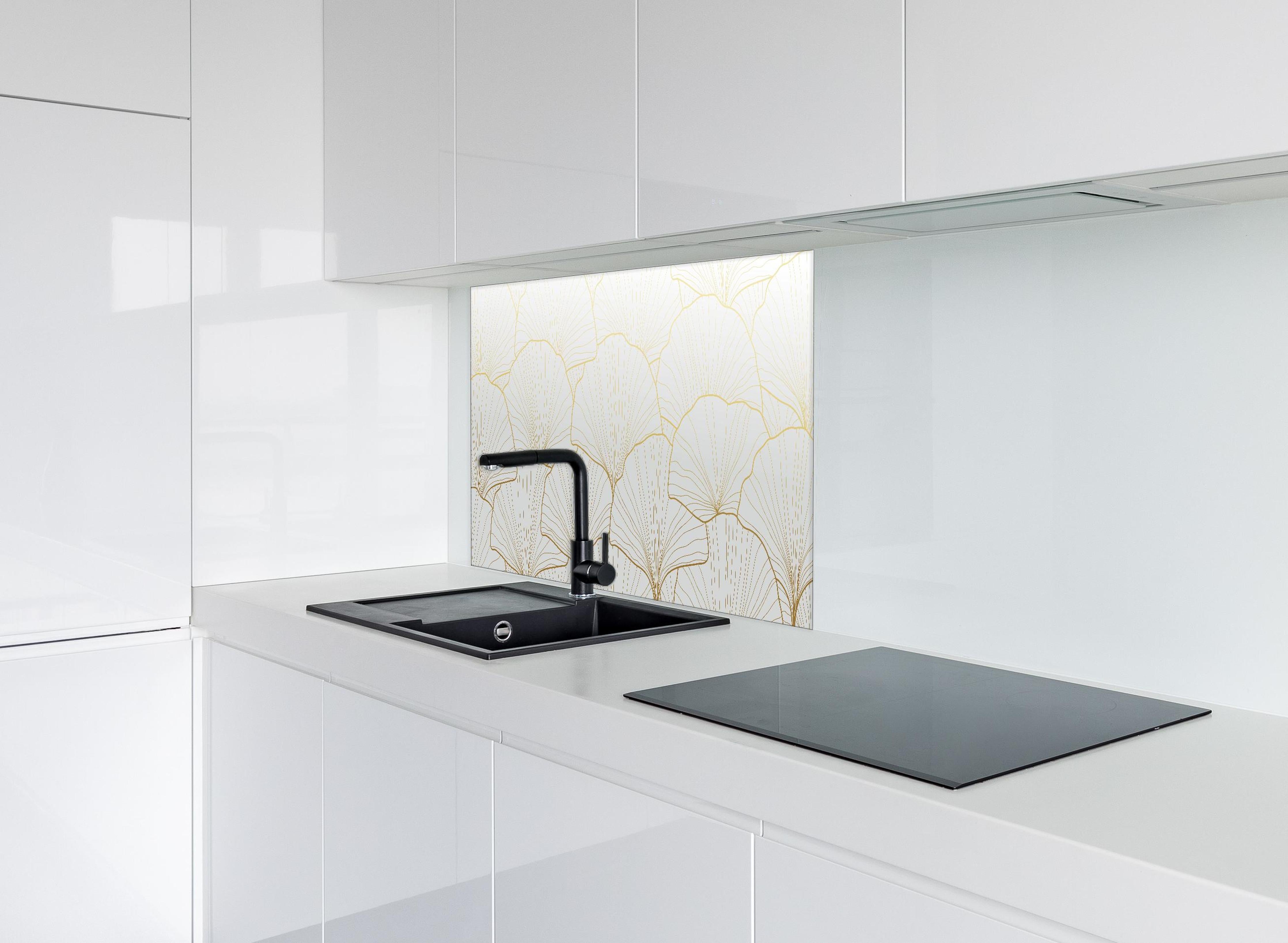 Spritzschutz - Stilvolles Ginkgo Muster Weiß-Gold Tapete hinter einem Cerankochfeld zwischen Holz-Kochutensilien