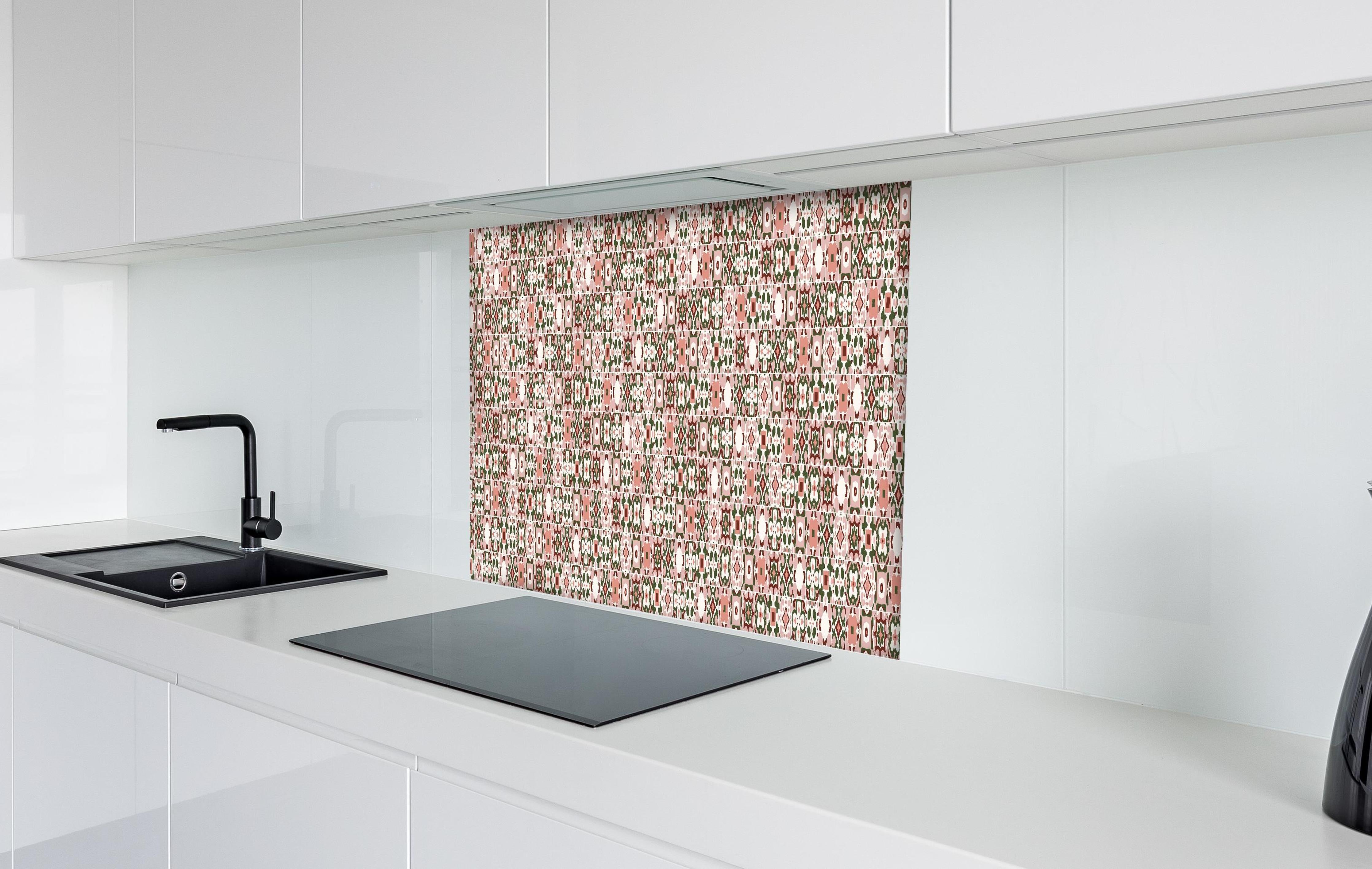 Spritzschutz - Stilvolles rosé-goldenes Mosaik Design hinter einem Cerankochfeld zwischen Holz-Kochutensilien