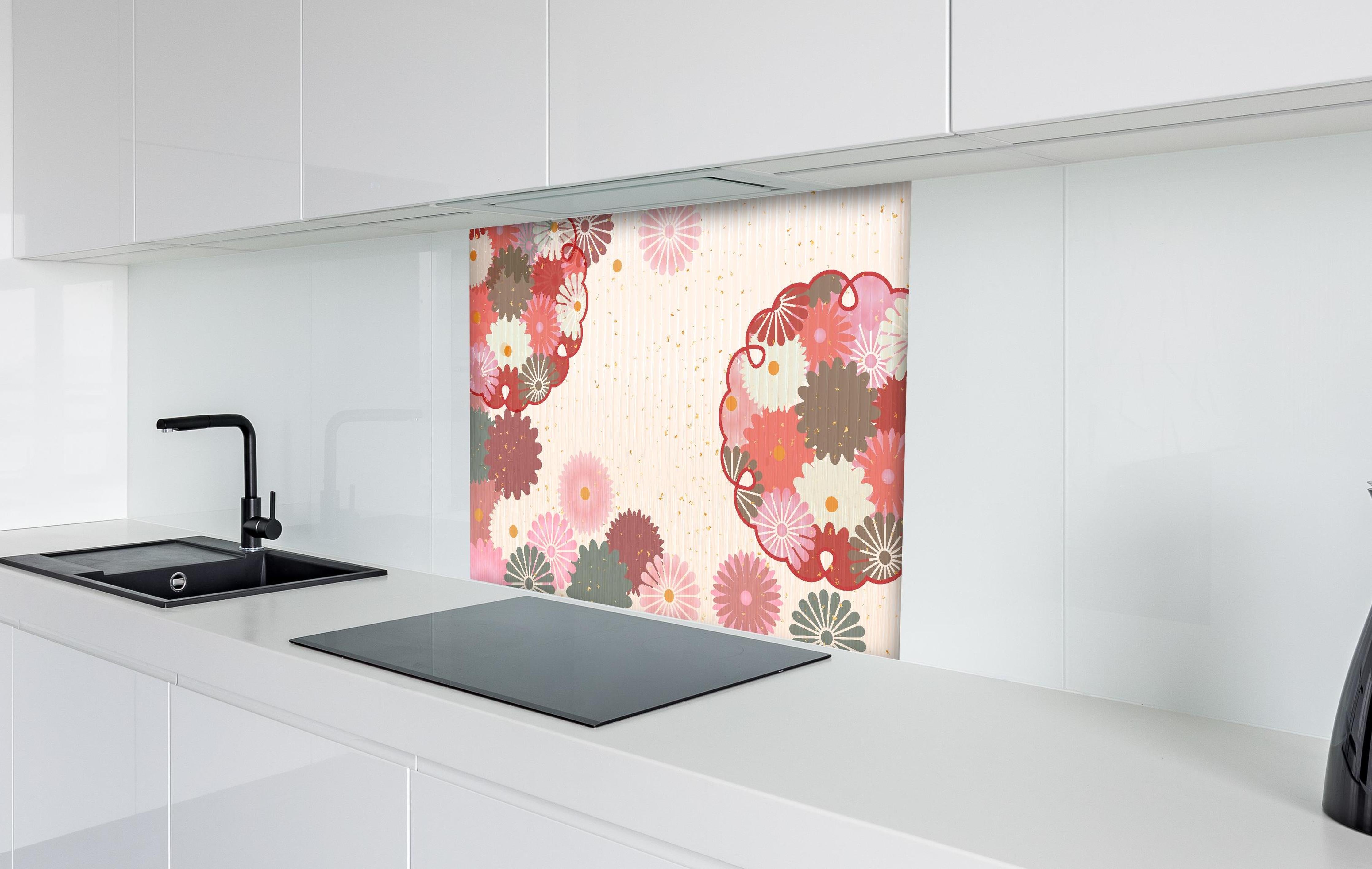 Spritzschutz - Stoffmuster Blumen Beige Rosa Akzente hinter einem Cerankochfeld zwischen Holz-Kochutensilien