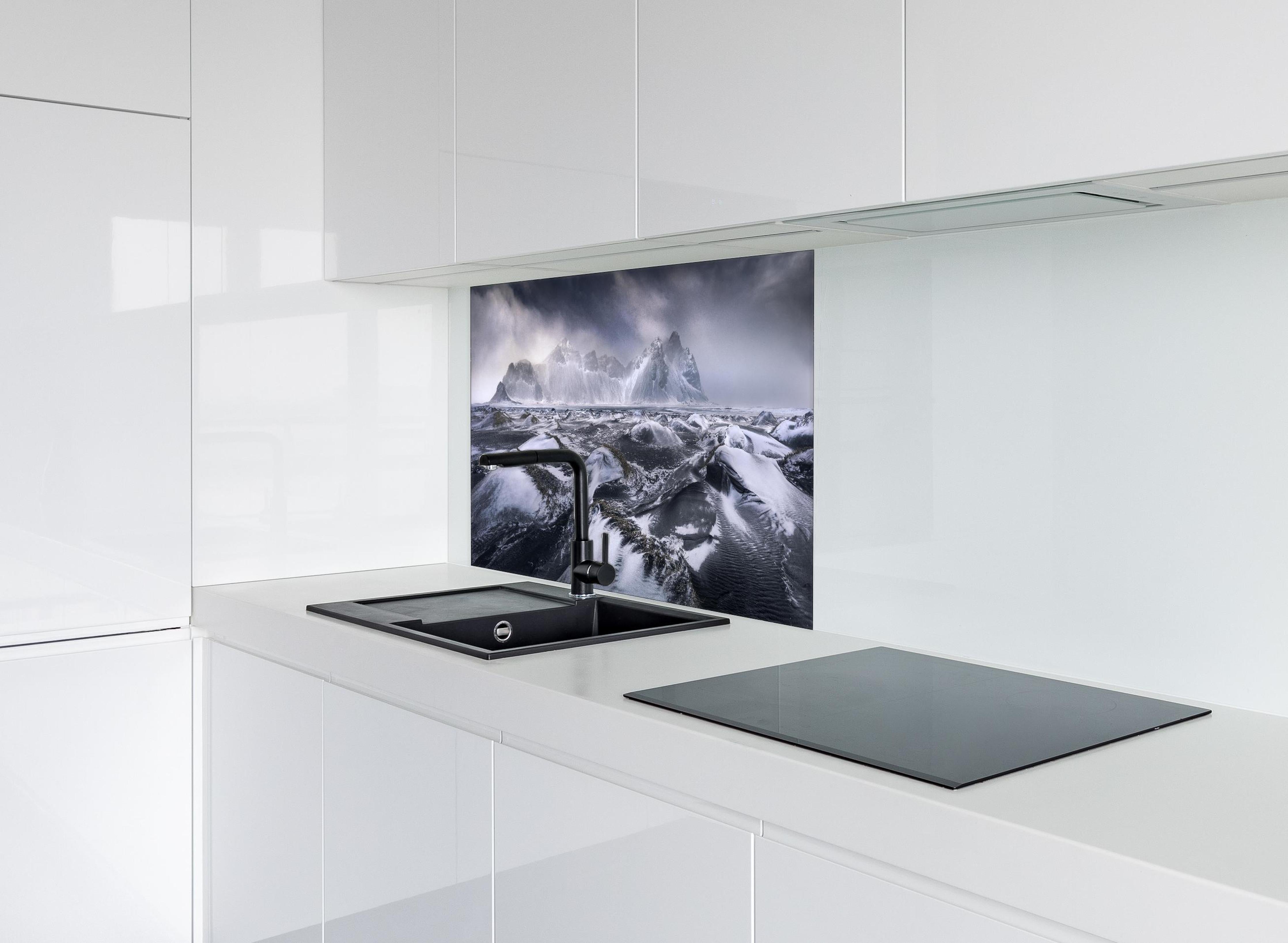 Spritzschutz - Stokksnes Bergkulisse im Schneesturm hinter einem Cerankochfeld zwischen Holz-Kochutensilien