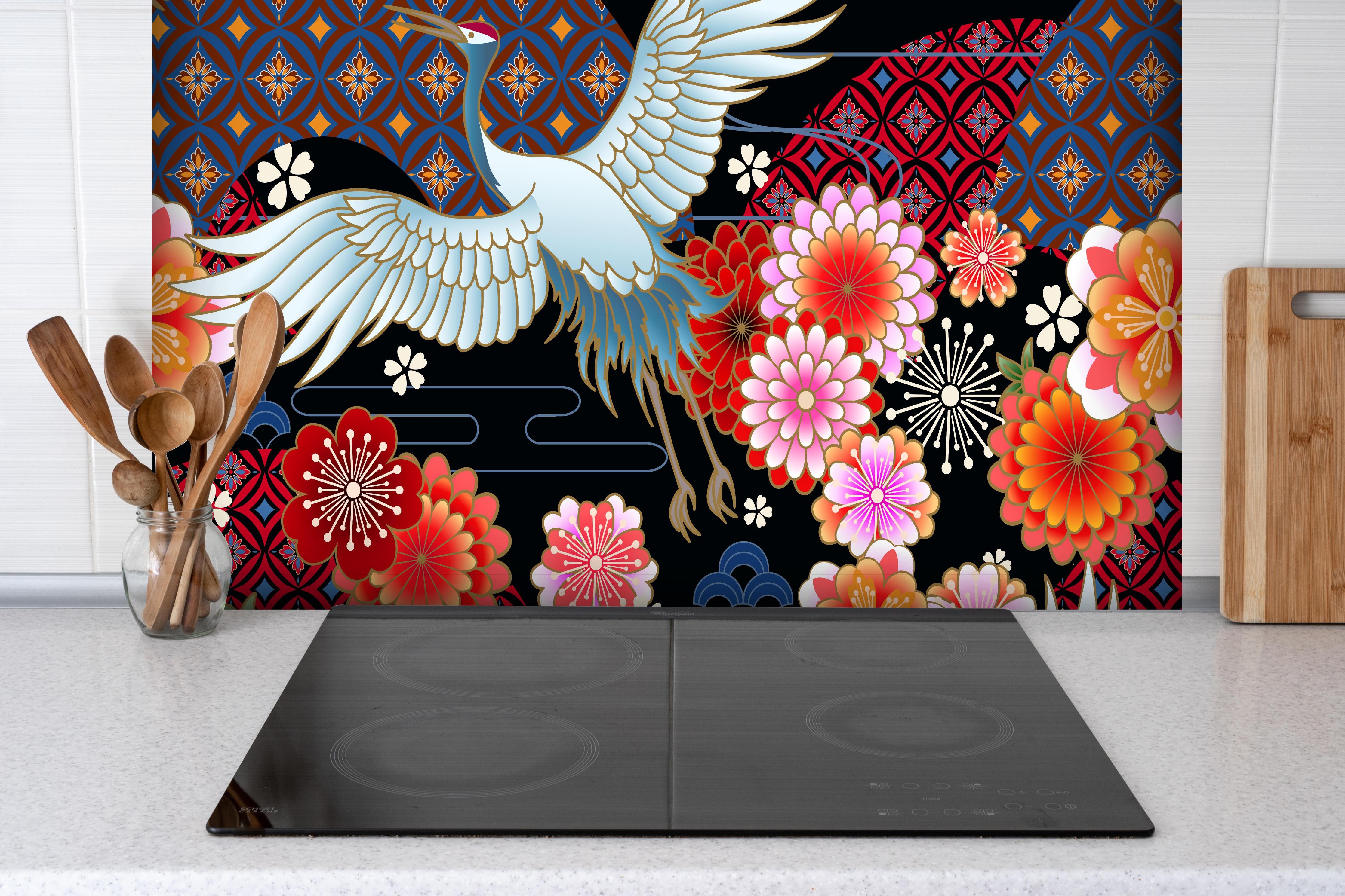 Spritzschutz - Stolzer Kranich hinter einem Cerankochfeld zwischen Holz-Kochutensilien