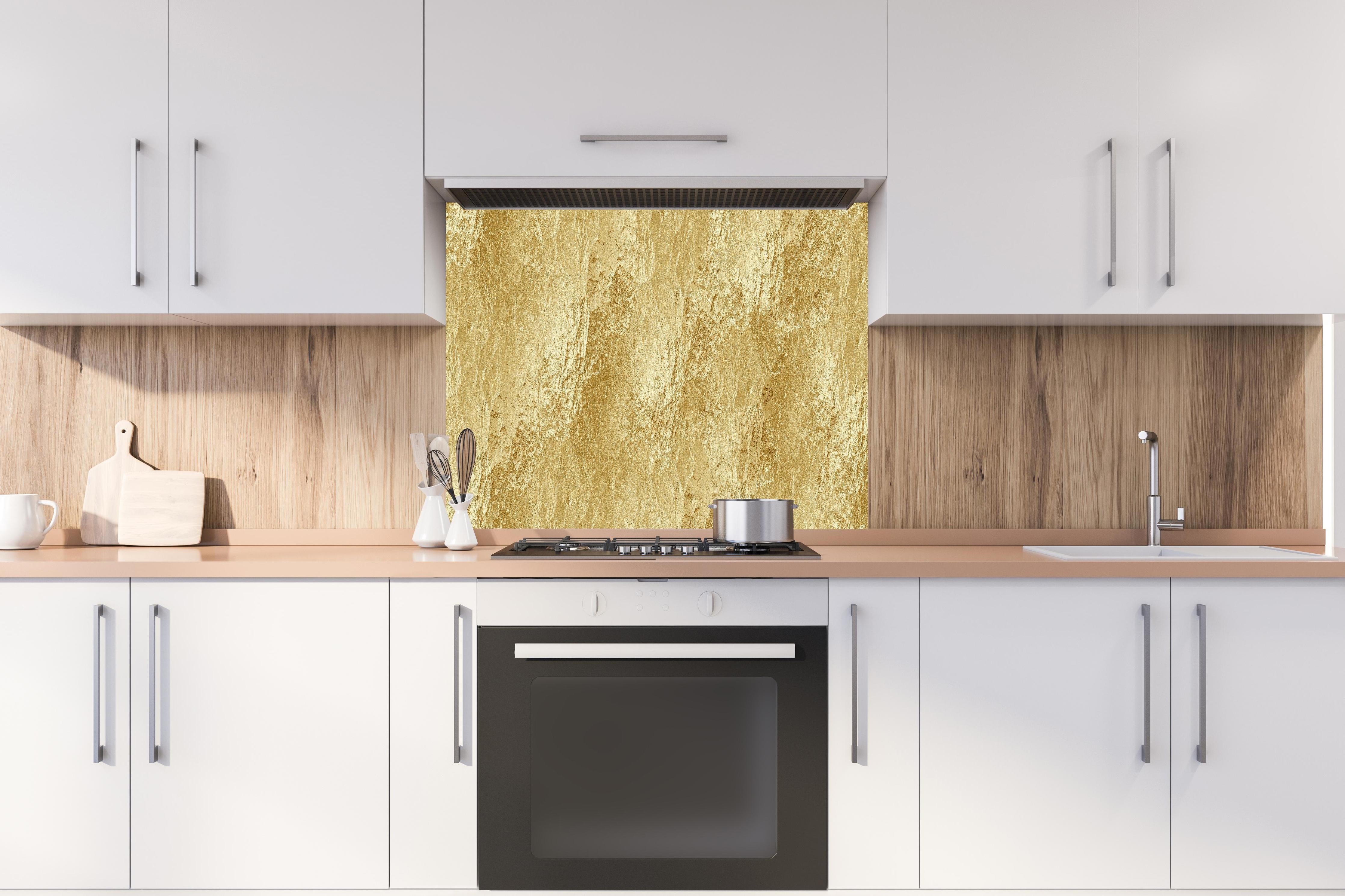 Spritzschutz - Strahlende goldene Luxus Textur hinter einem Cerankochfeld zwischen Holz-Kochutensilien