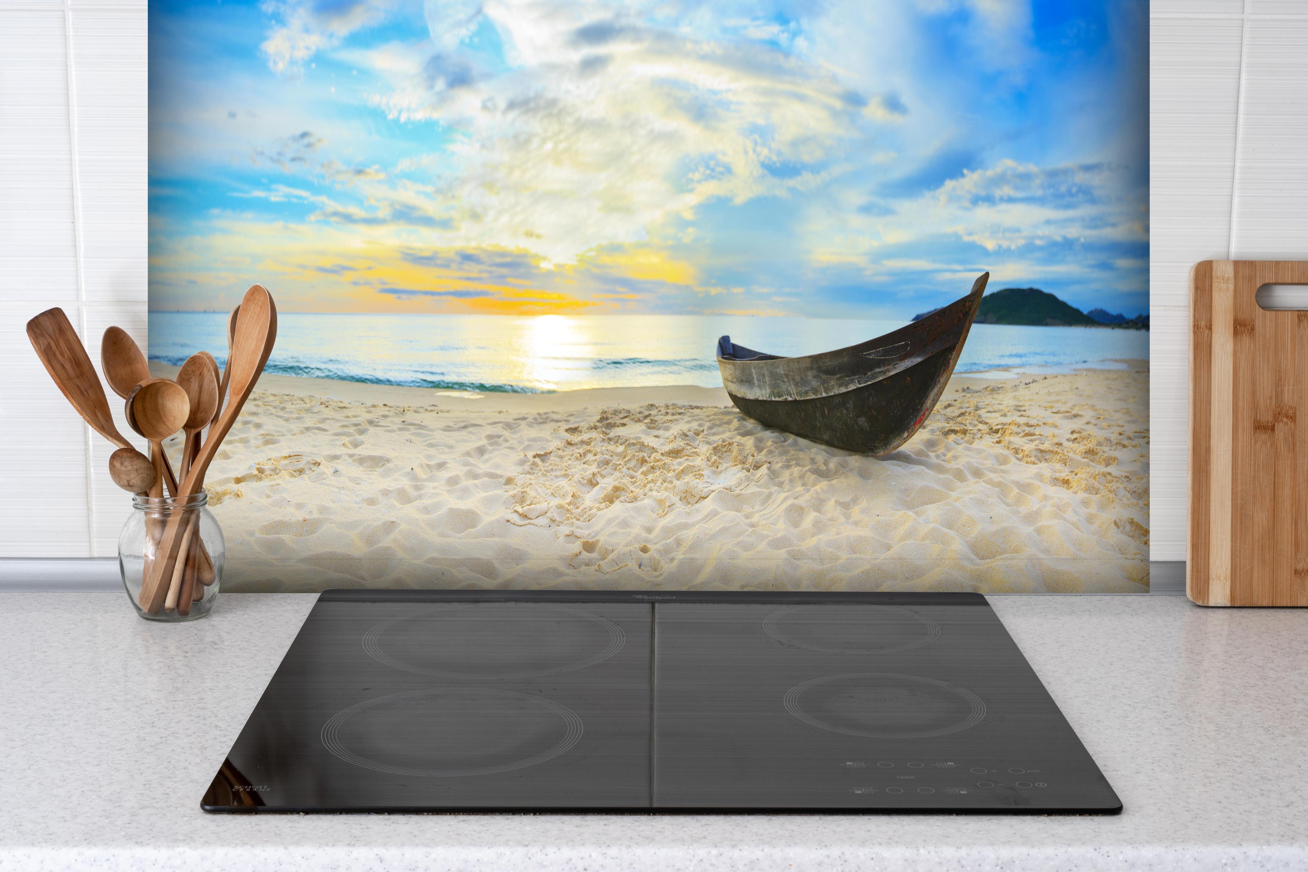 Spritzschutz - Strand & Meer Panorama Sonnenuntergang hinter einem Cerankochfeld zwischen Holz-Kochutensilien