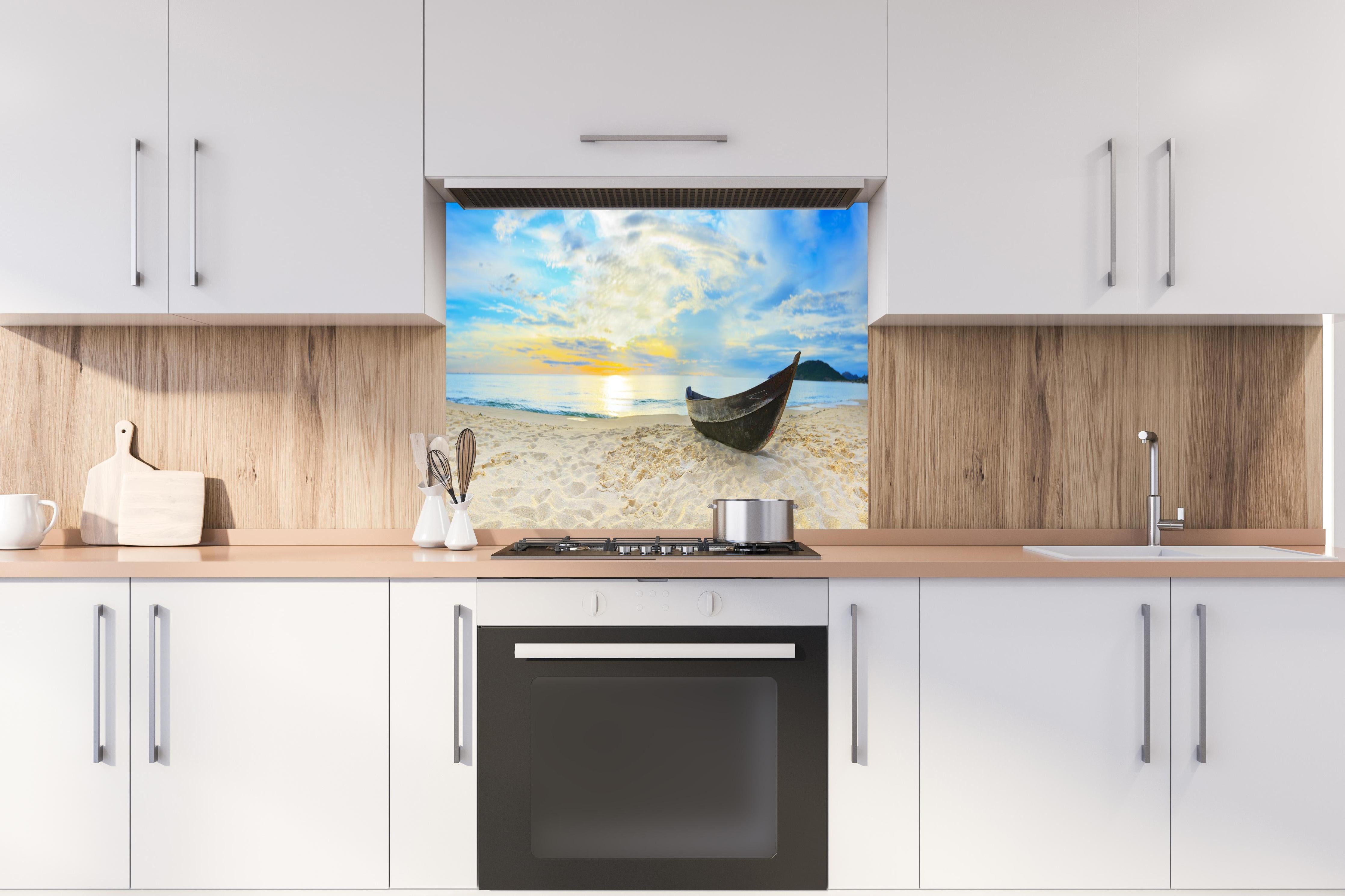 Spritzschutz - Strand & Meer Panorama Sonnenuntergang hinter einem Cerankochfeld zwischen Holz-Kochutensilien