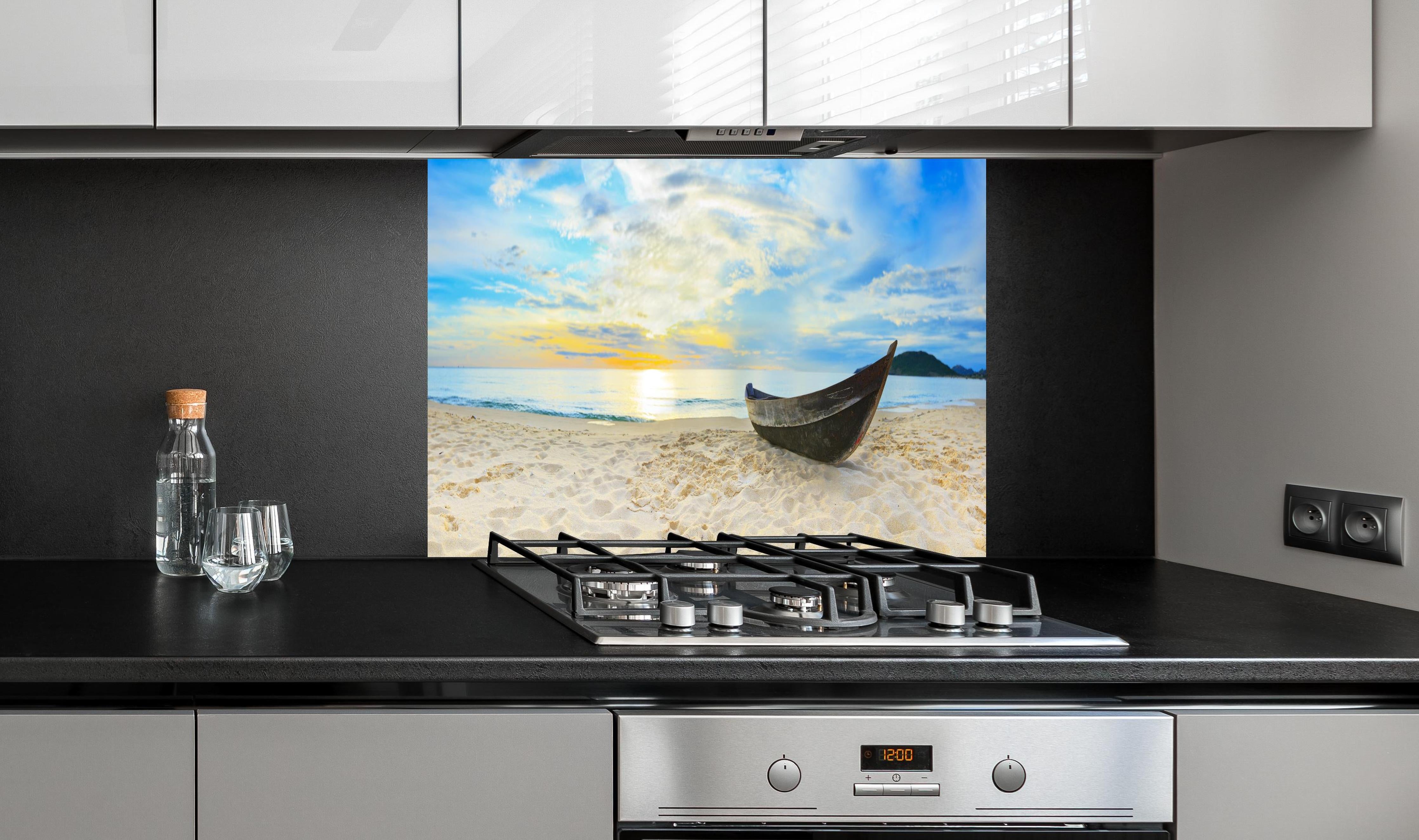 Spritzschutz - Strand & Meer Panorama Sonnenuntergang hinter einem Cerankochfeld zwischen Holz-Kochutensilien