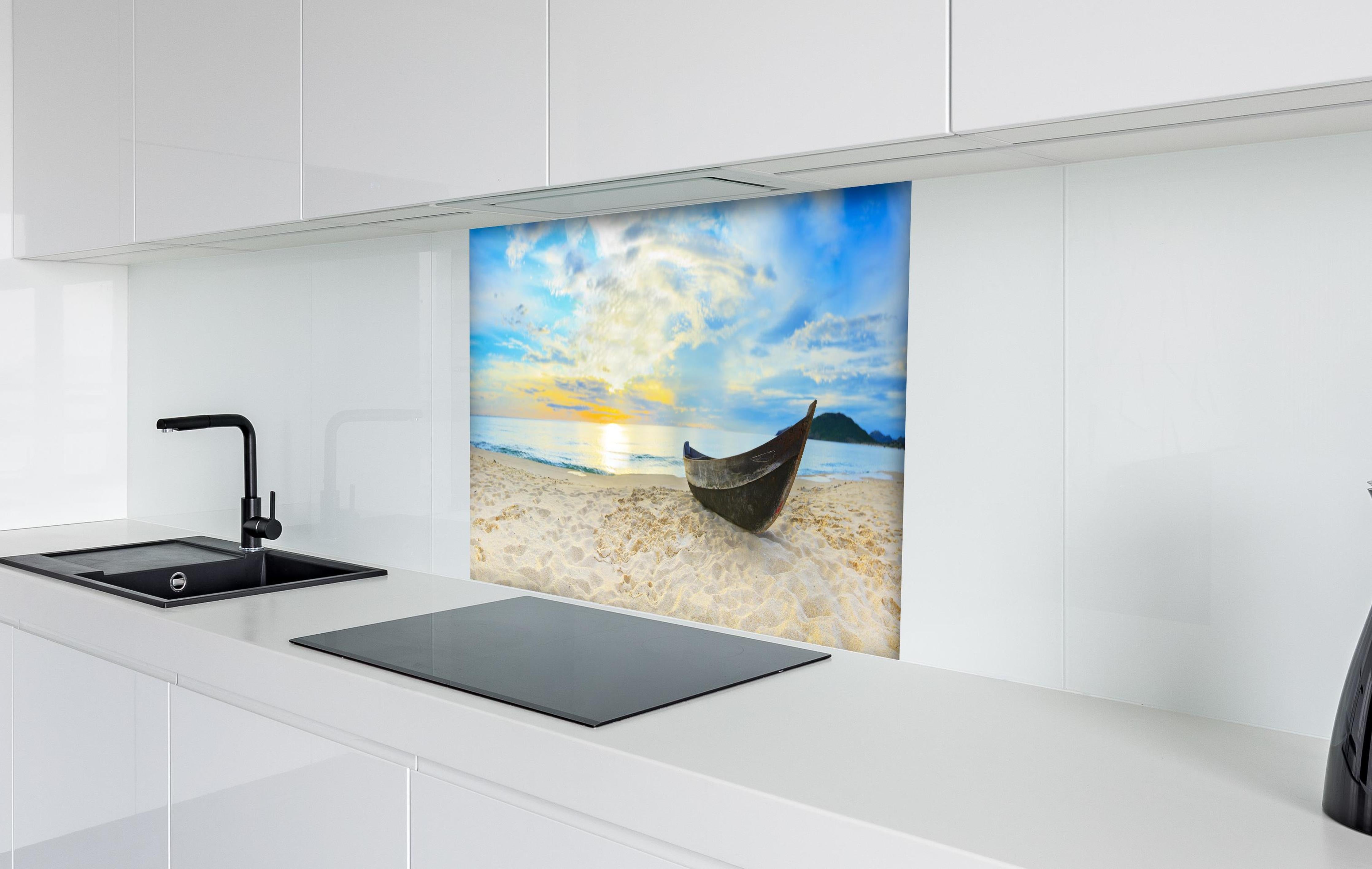 Spritzschutz - Strand & Meer Panorama Sonnenuntergang hinter einem Cerankochfeld zwischen Holz-Kochutensilien