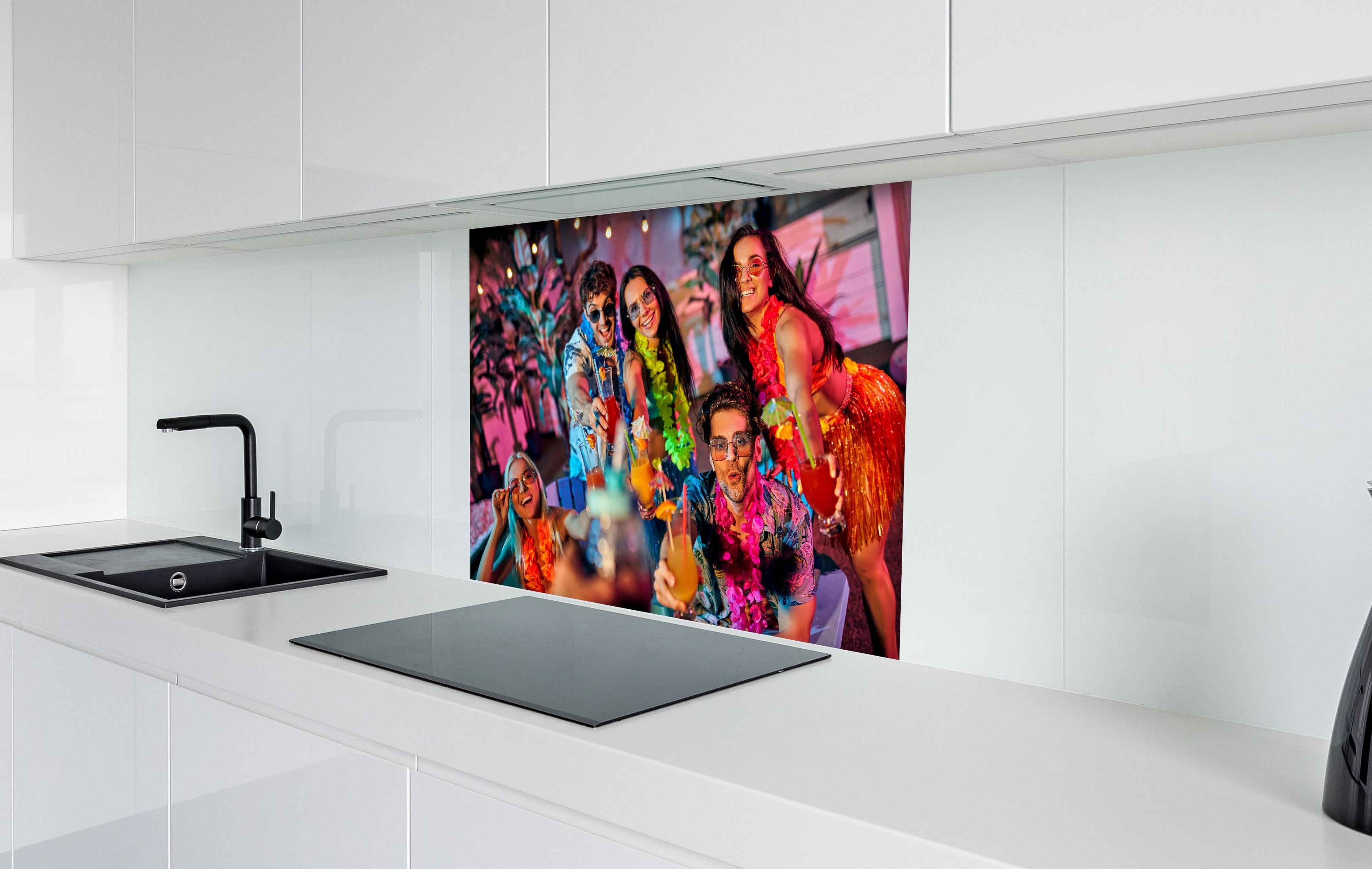 Spritzschutz - Strandparty mit Freunden hinter einem Cerankochfeld zwischen Holz-Kochutensilien