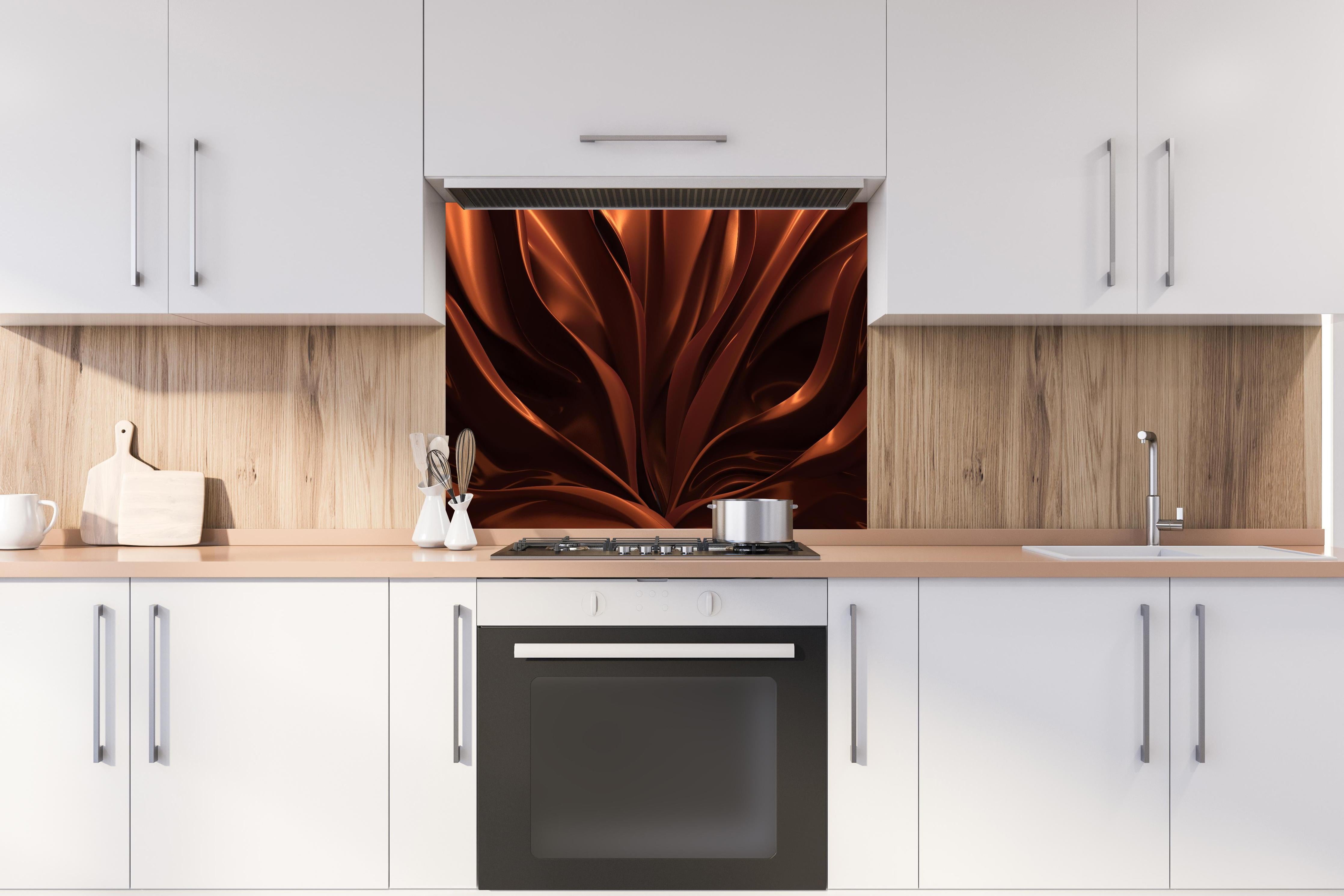 Spritzschutz - Strömendes Schokoladen Muster hinter einem Cerankochfeld zwischen Holz-Kochutensilien