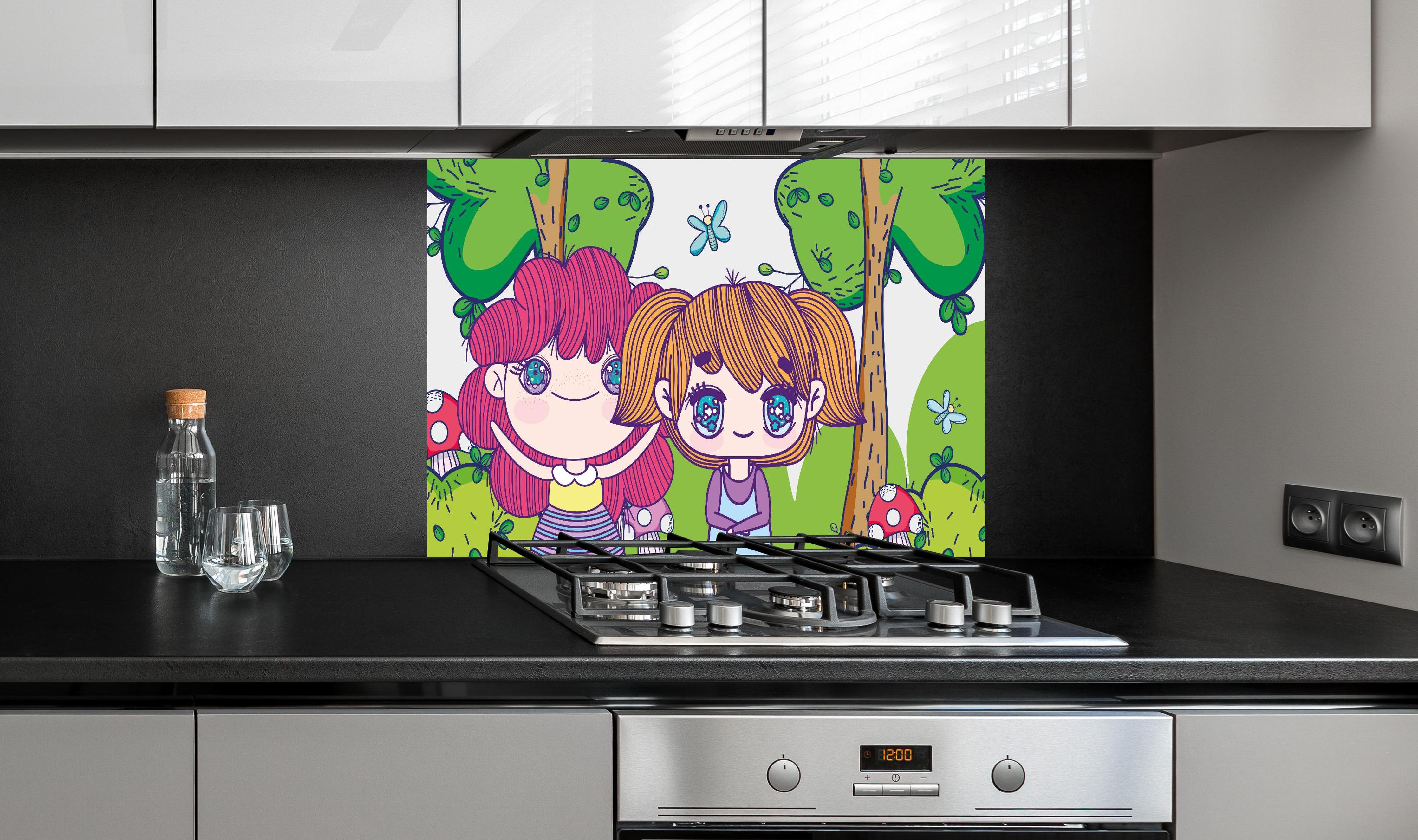 Spritzschutz - Süße Anime-Mädchen spielen im Zauberwald hinter einem Cerankochfeld zwischen Holz-Kochutensilien