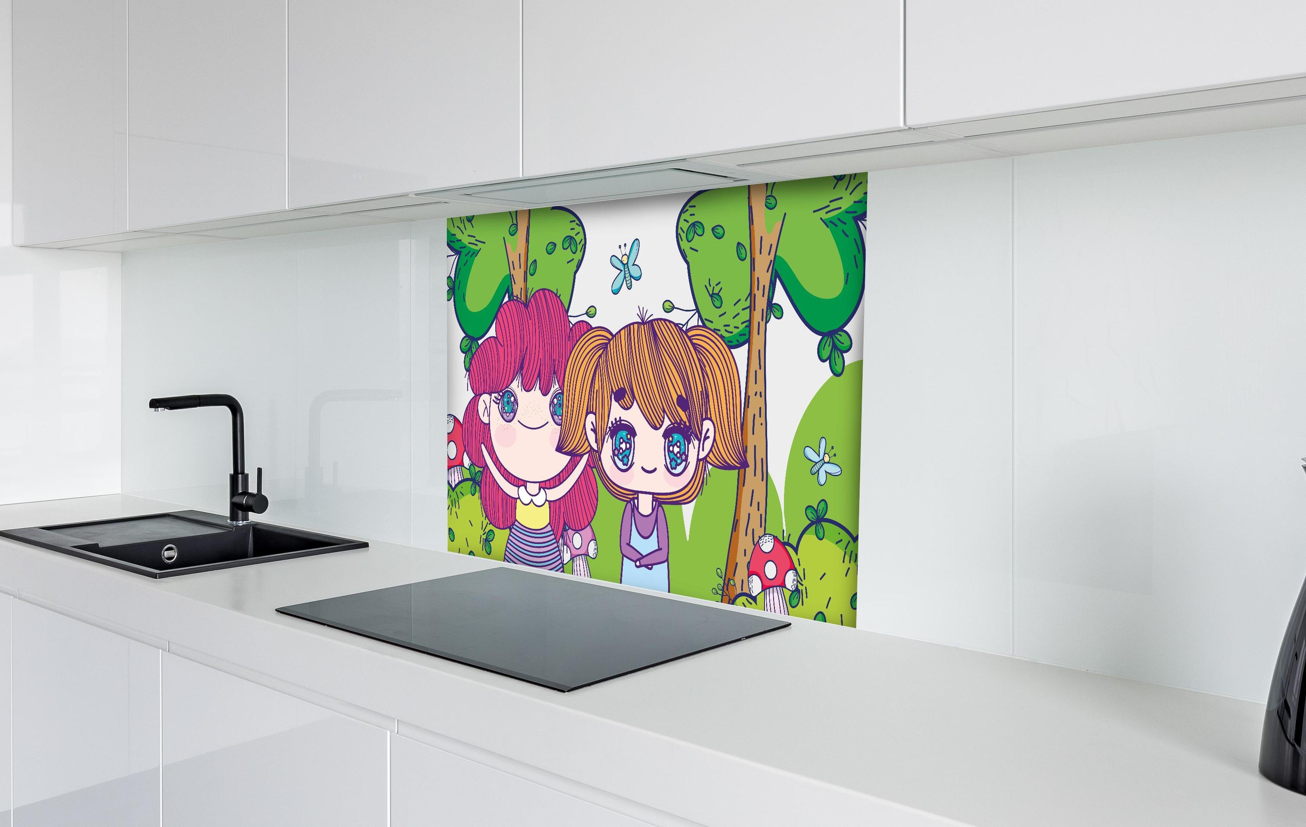 Spritzschutz - Süße Anime-Mädchen spielen im Zauberwald hinter einem Cerankochfeld zwischen Holz-Kochutensilien