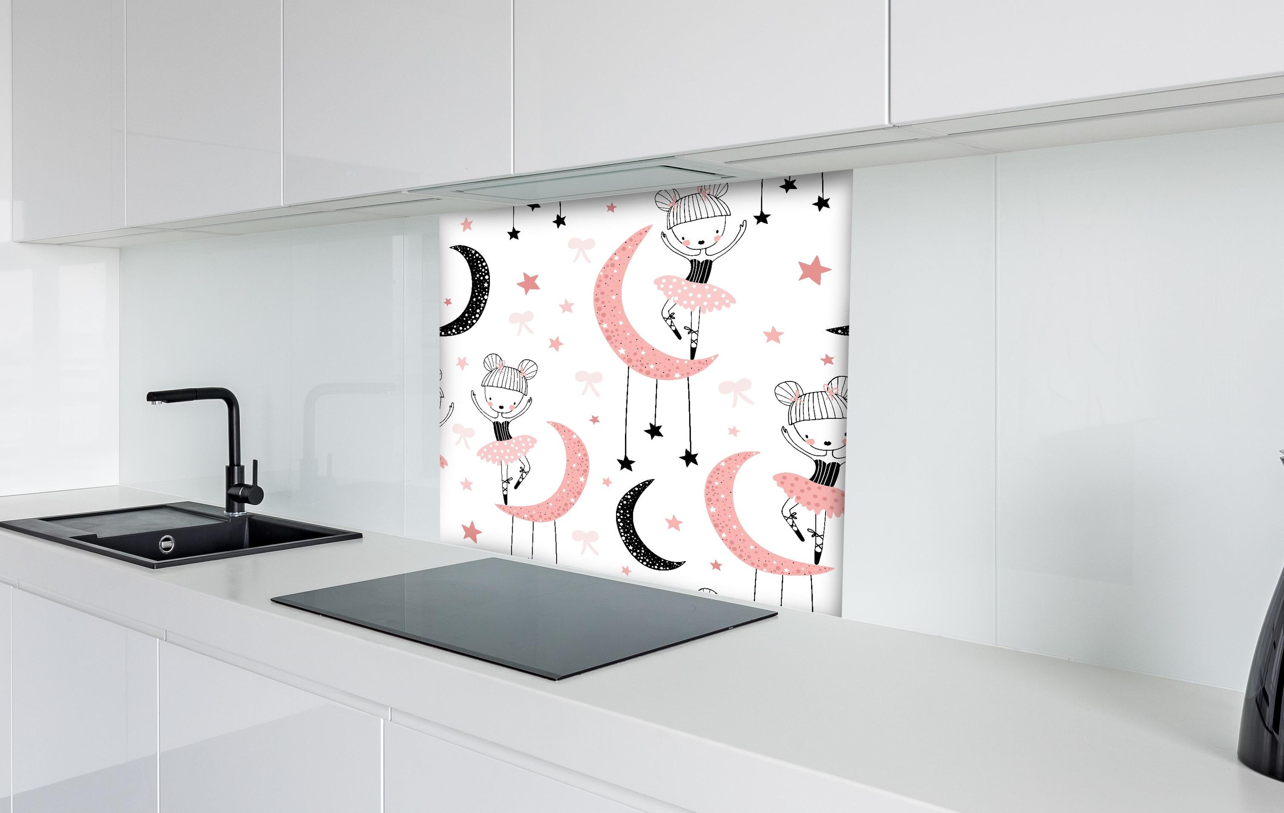 Spritzschutz - Süße Tanzende Mädchen auf Mond Illustration hinter einem Cerankochfeld zwischen Holz-Kochutensilien