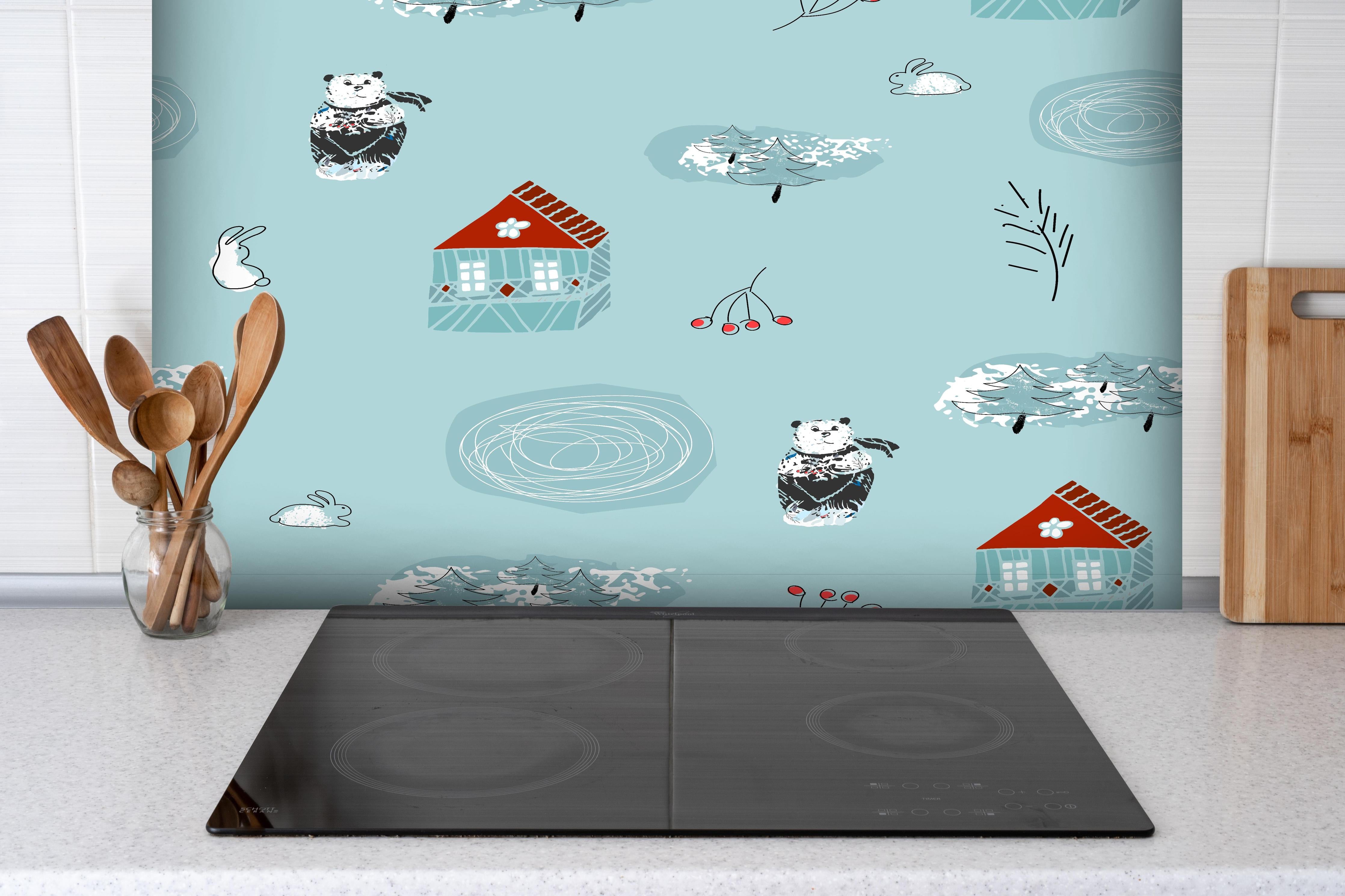 Spritzschutz - Süßes Waldmotiv Muster für Kinderzimmer hinter einem Cerankochfeld zwischen Holz-Kochutensilien