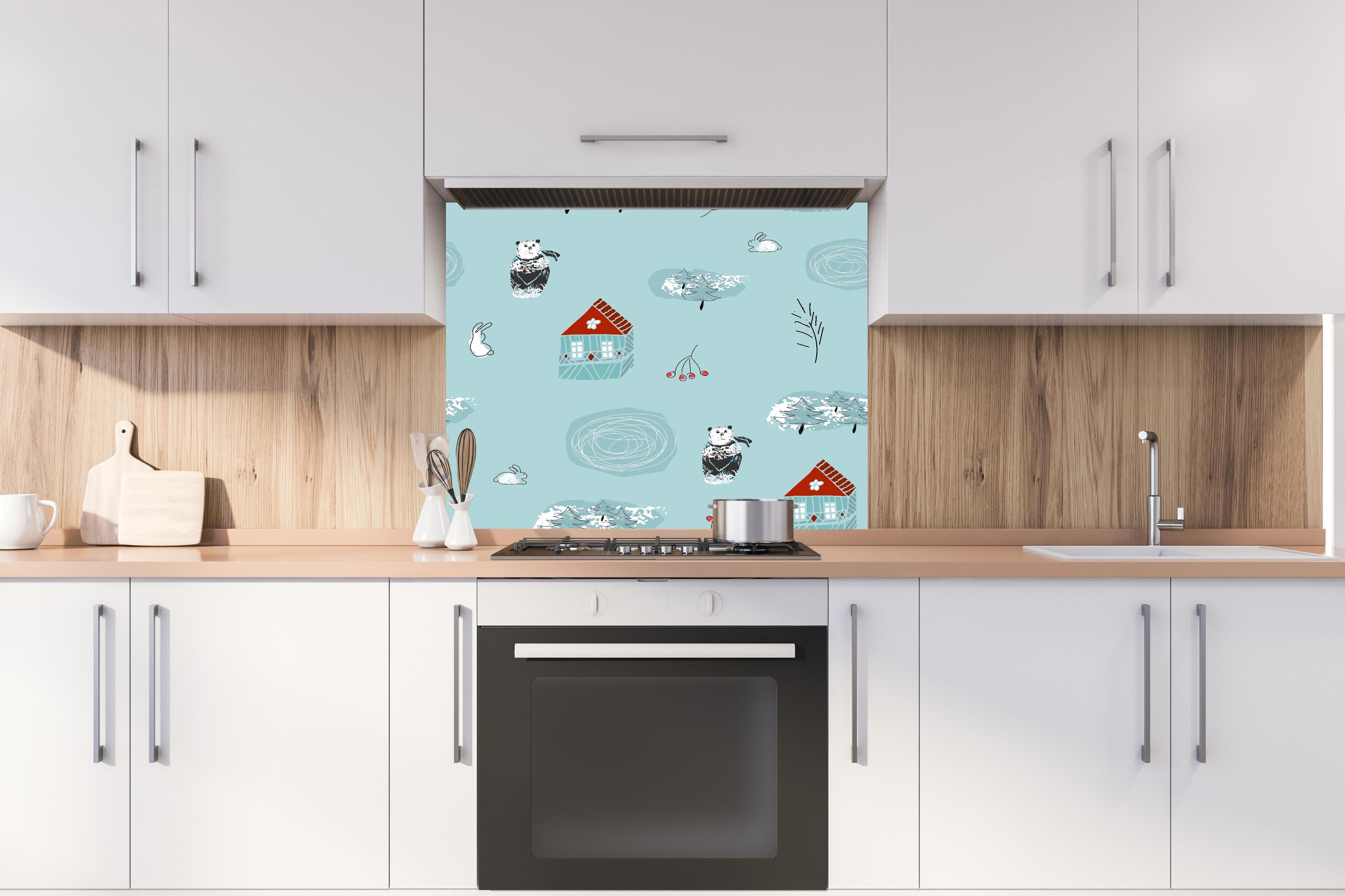 Spritzschutz - Süßes Waldmotiv Muster für Kinderzimmer hinter einem Cerankochfeld zwischen Holz-Kochutensilien