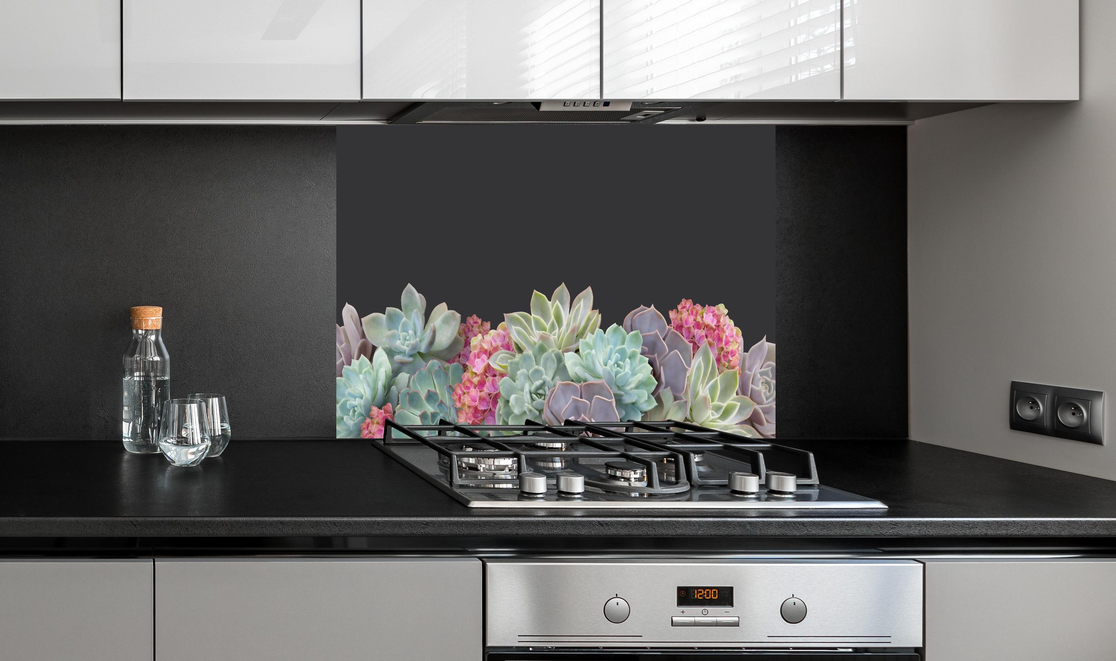 Spritzschutz - Sukkulente Blumen - Bunt hinter einem Cerankochfeld zwischen Holz-Kochutensilien