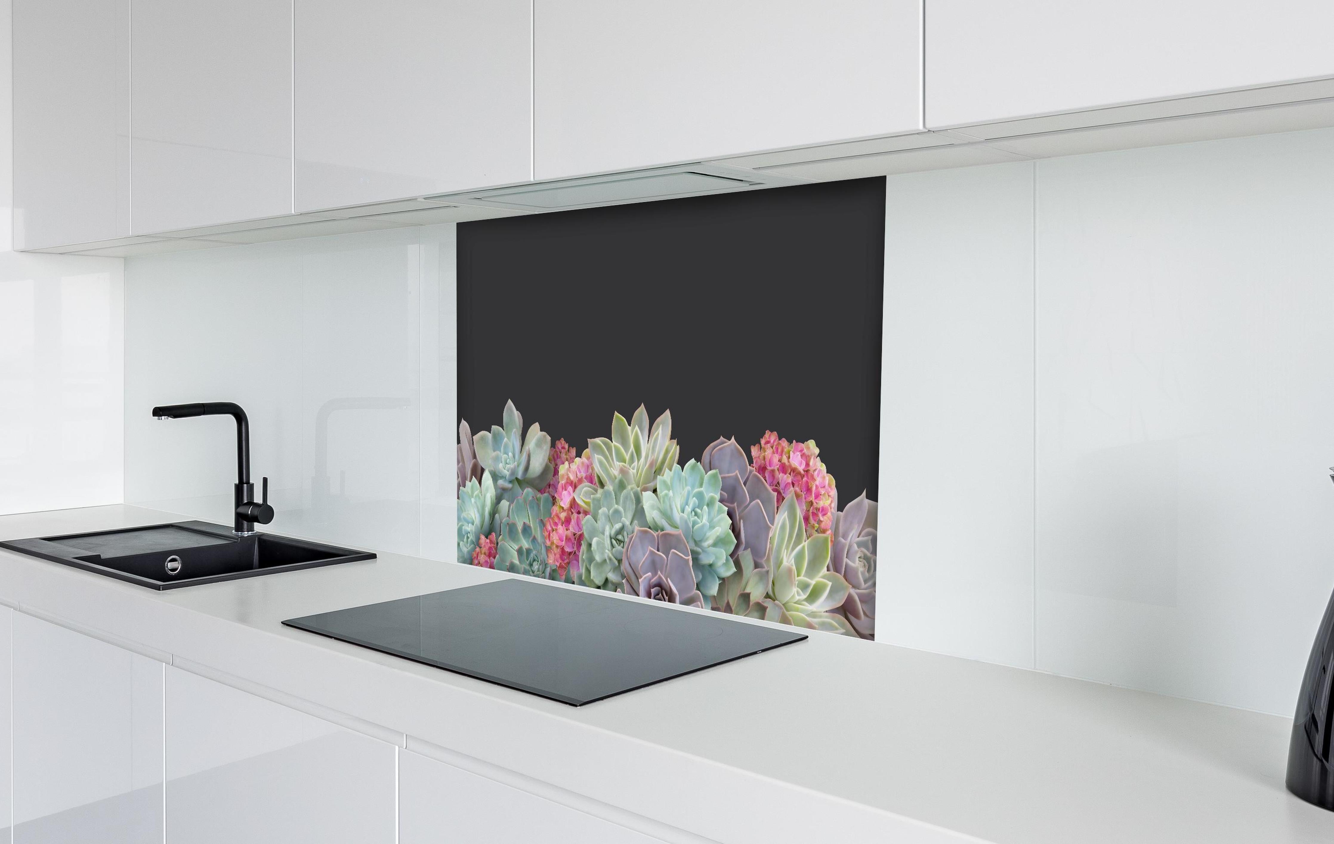 Spritzschutz - Sukkulente Blumen - Bunt hinter einem Cerankochfeld zwischen Holz-Kochutensilien