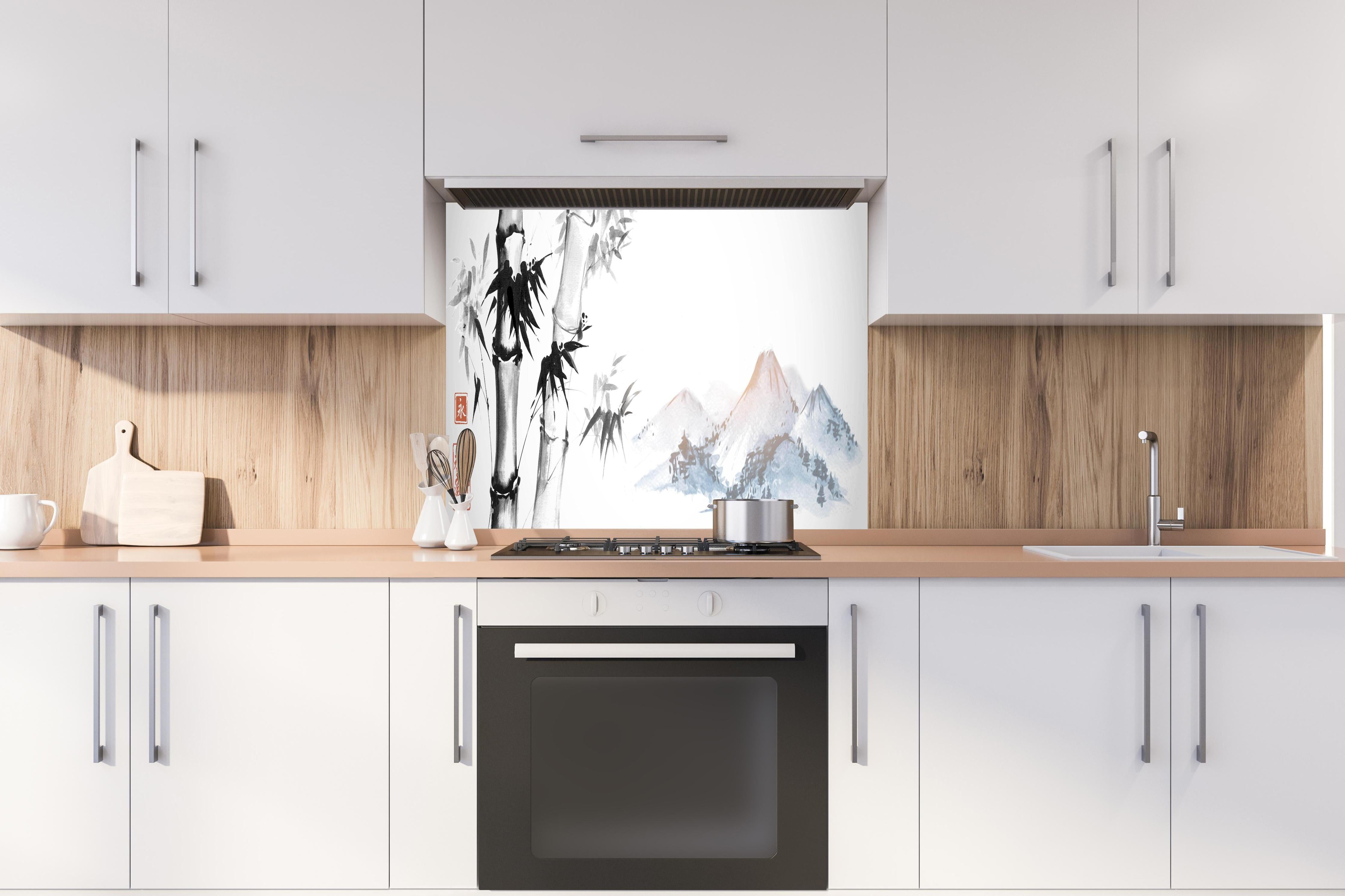 Spritzschutz - Sumi-e Bambus Berge Weiß-Grau Kunst hinter einem Cerankochfeld zwischen Holz-Kochutensilien