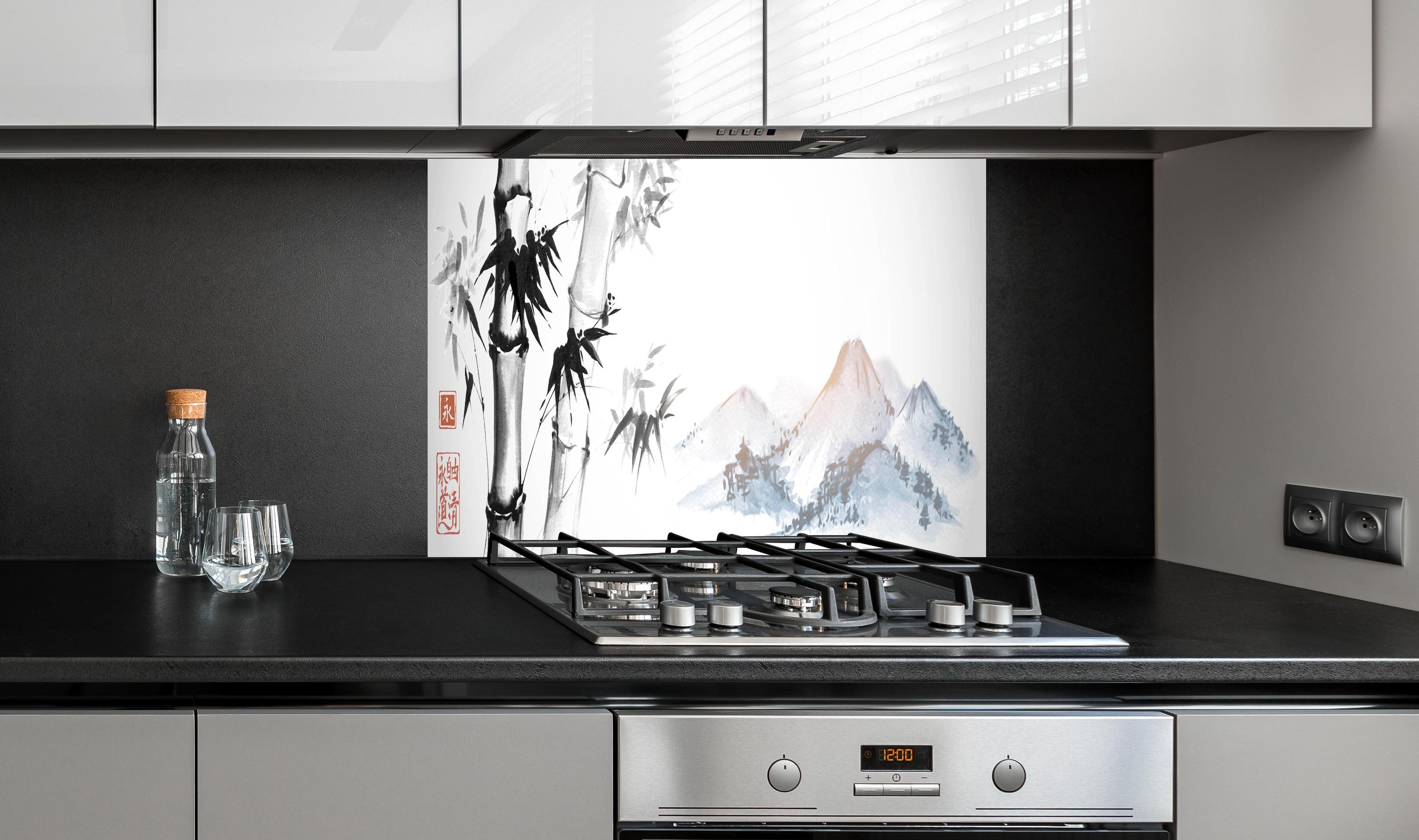 Spritzschutz - Sumi-e Bambus Berge Weiß-Grau Kunst hinter einem Cerankochfeld zwischen Holz-Kochutensilien