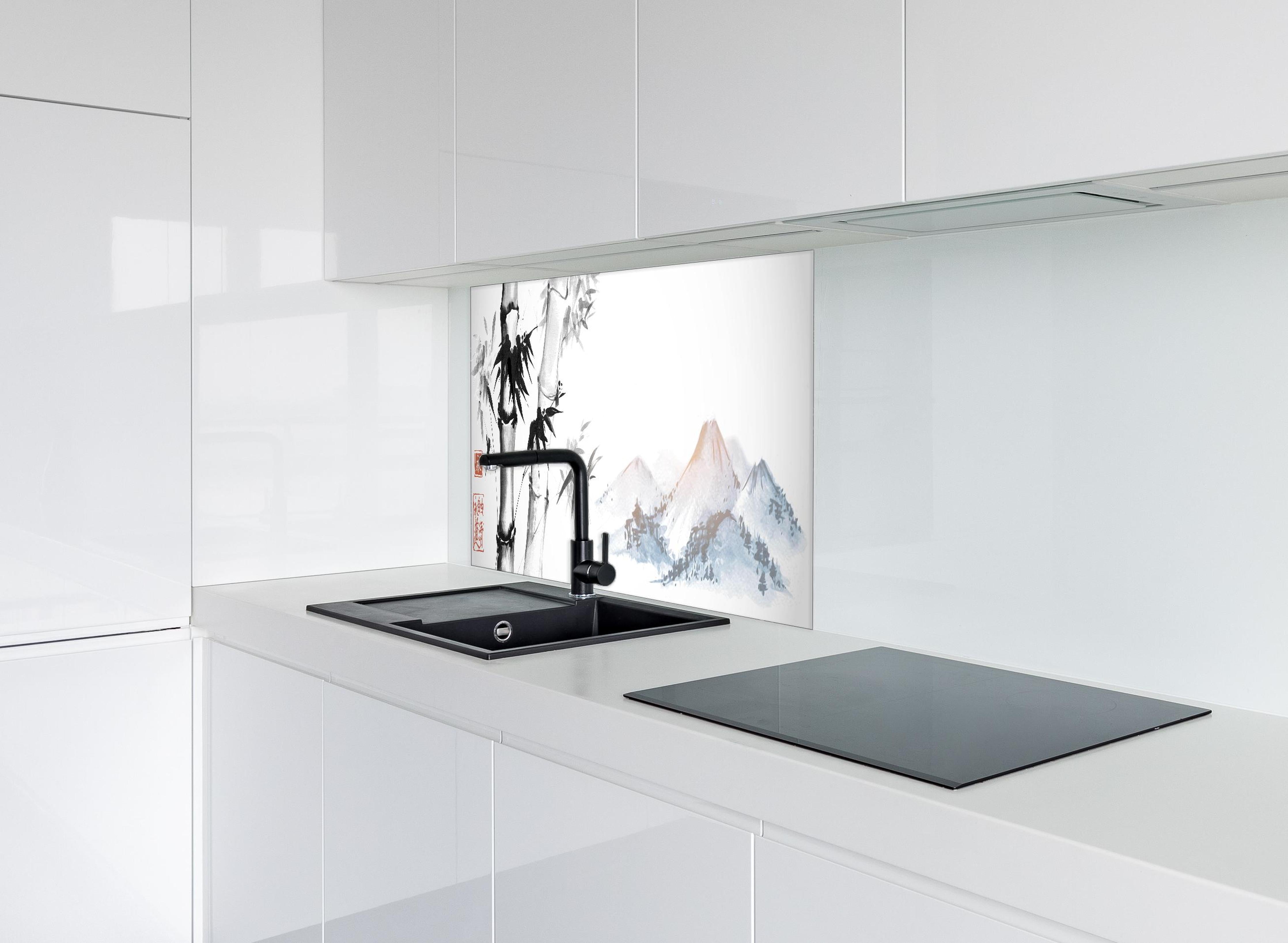 Spritzschutz - Sumi-e Bambus Berge Weiß-Grau Kunst hinter einem Cerankochfeld zwischen Holz-Kochutensilien