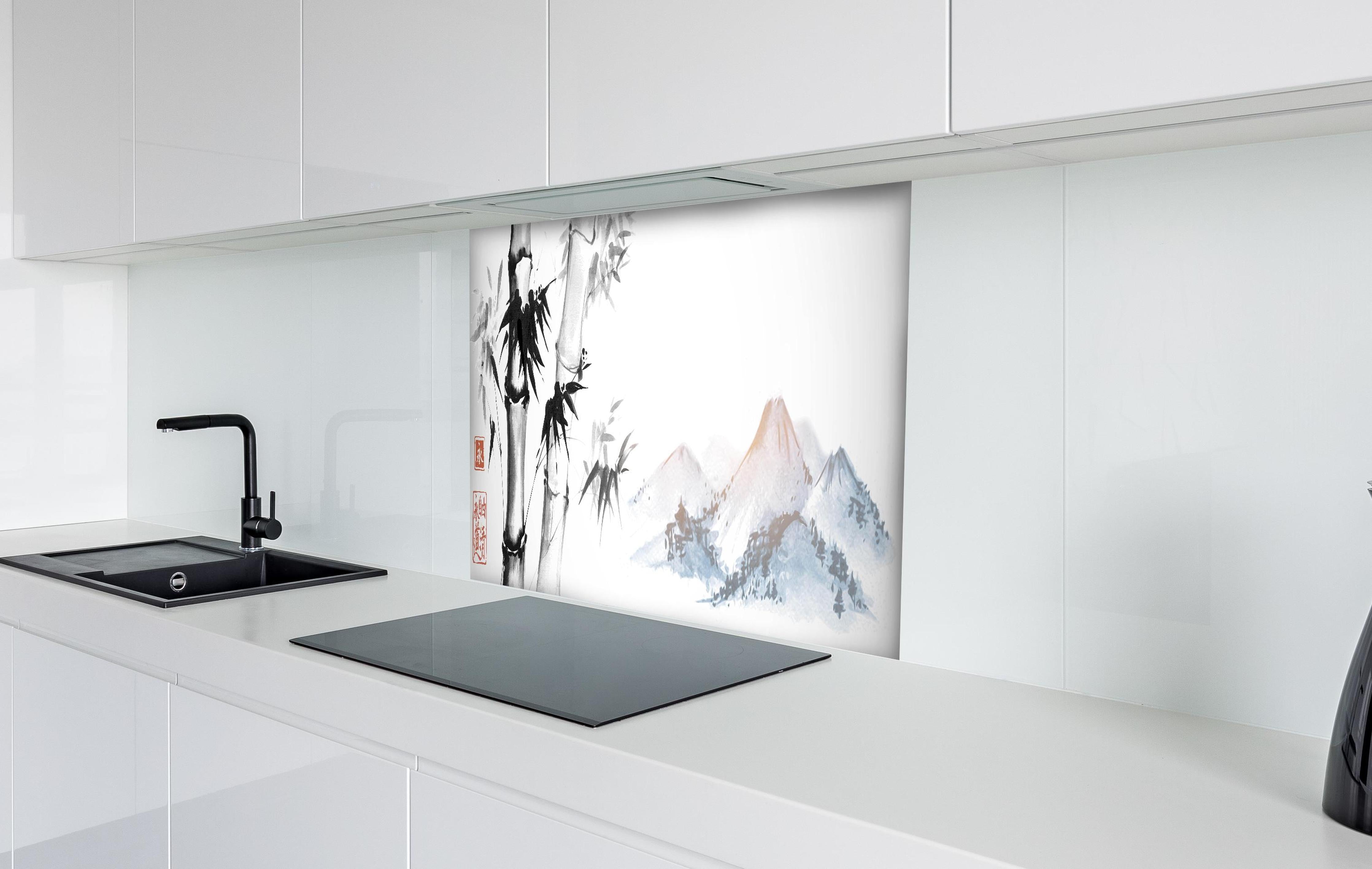 Spritzschutz - Sumi-e Bambus Berge Weiß-Grau Kunst hinter einem Cerankochfeld zwischen Holz-Kochutensilien