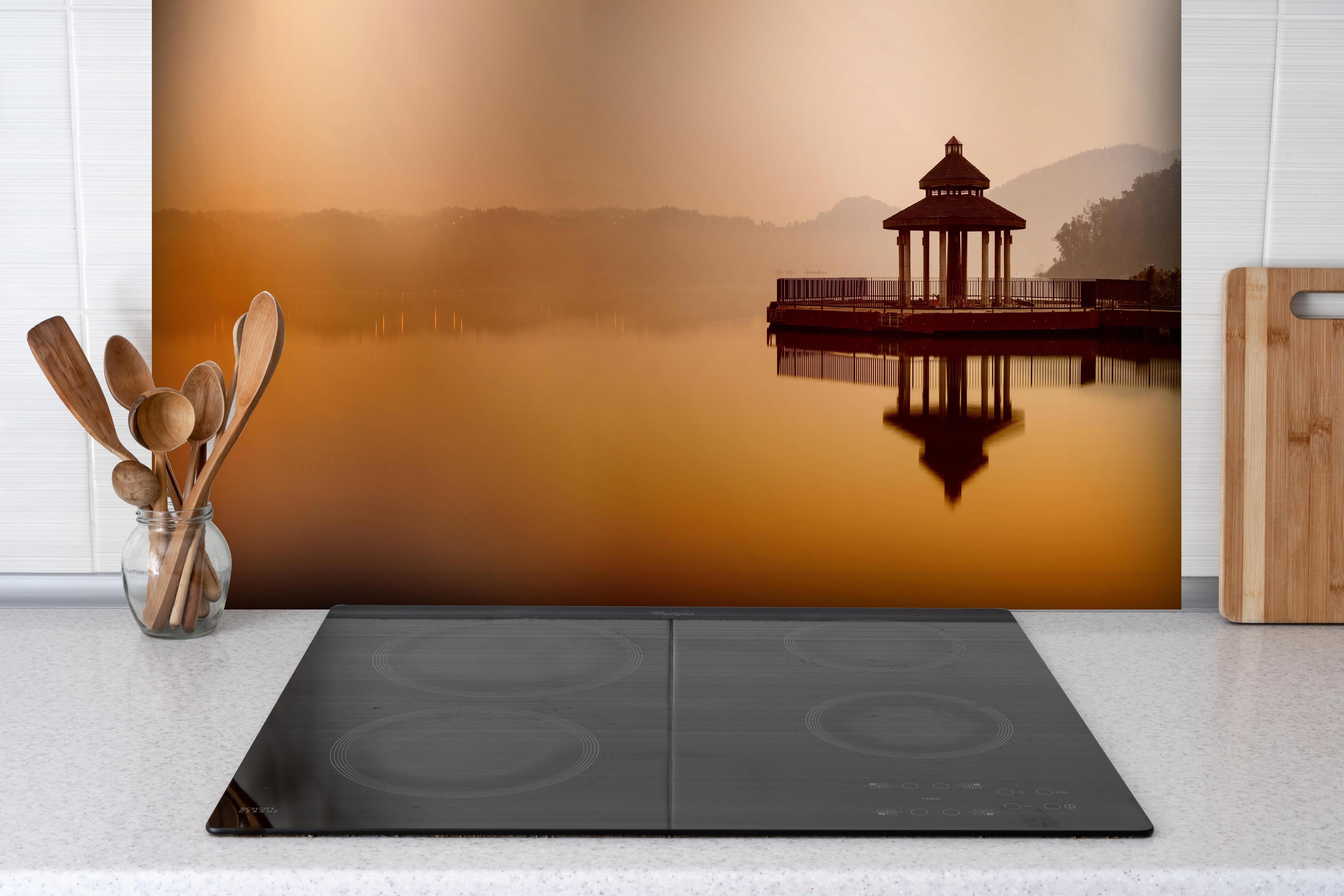 Spritzschutz - Sun Moon Lake hinter einem Cerankochfeld zwischen Holz-Kochutensilien