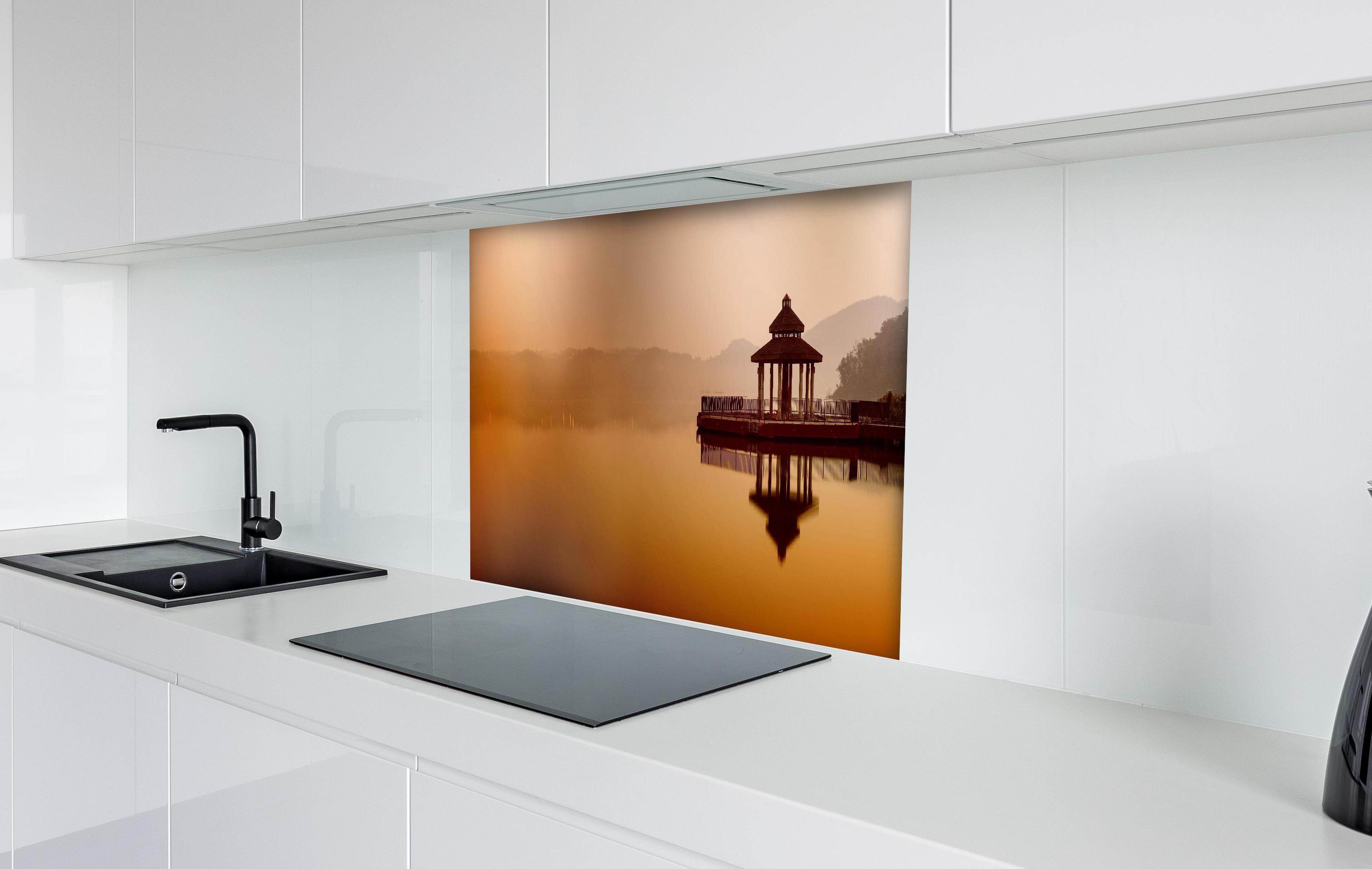 Spritzschutz - Sun Moon Lake hinter einem Cerankochfeld zwischen Holz-Kochutensilien