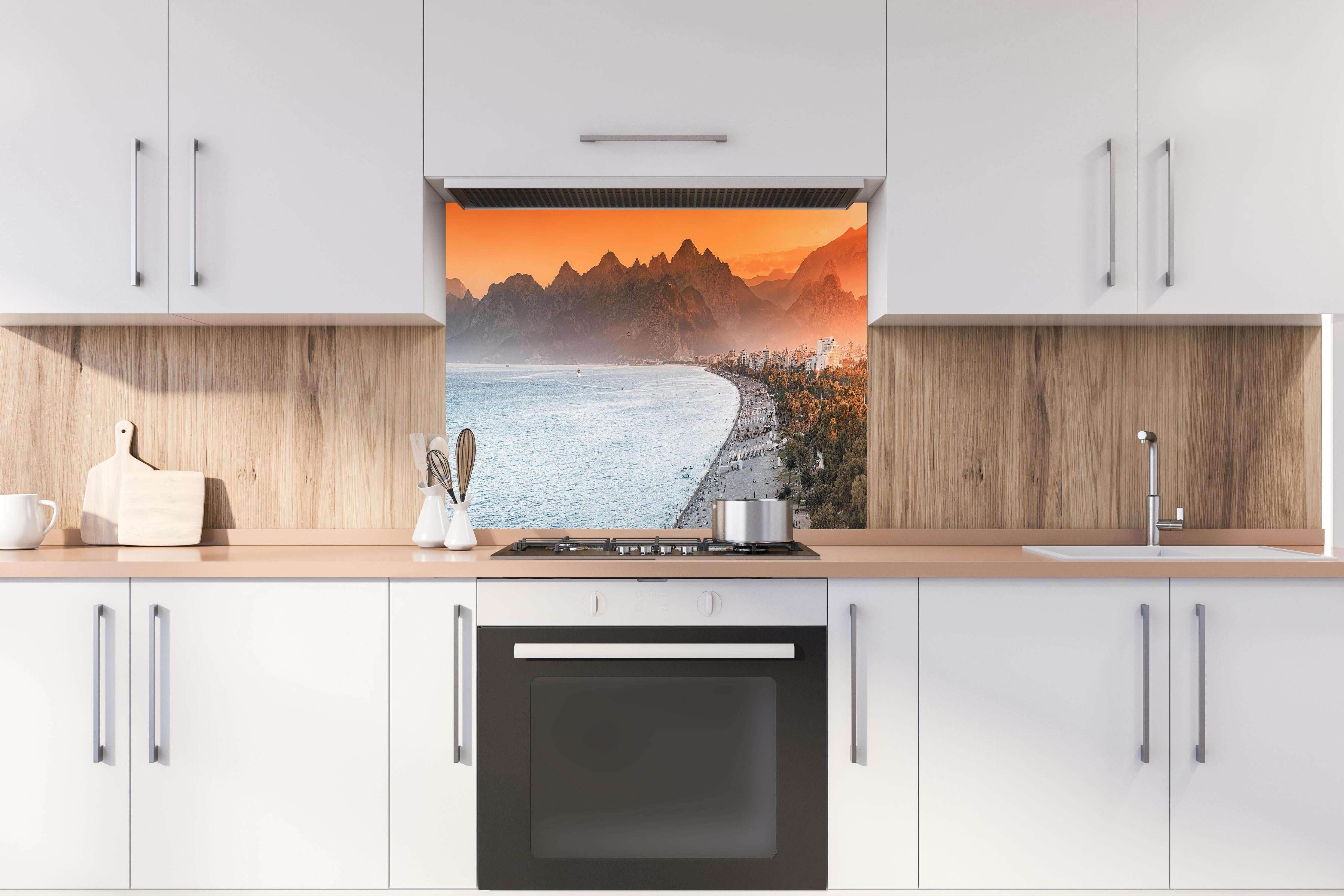 Spritzschutz - Sunset Konyaalti Beach Antalya Türkei hinter einem Cerankochfeld zwischen Holz-Kochutensilien