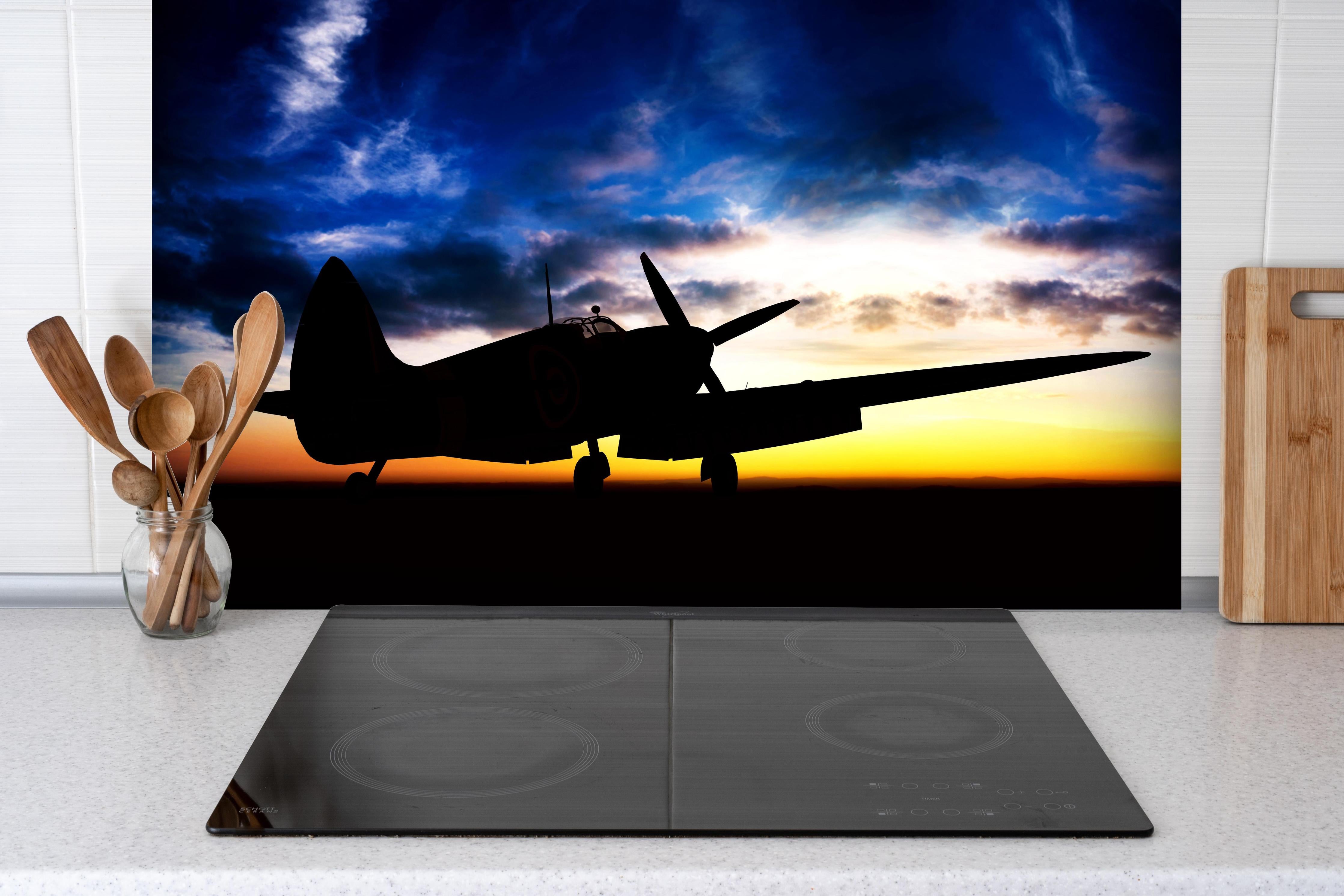 Spritzschutz - Supermarine Spitfire hinter einem Cerankochfeld zwischen Holz-Kochutensilien