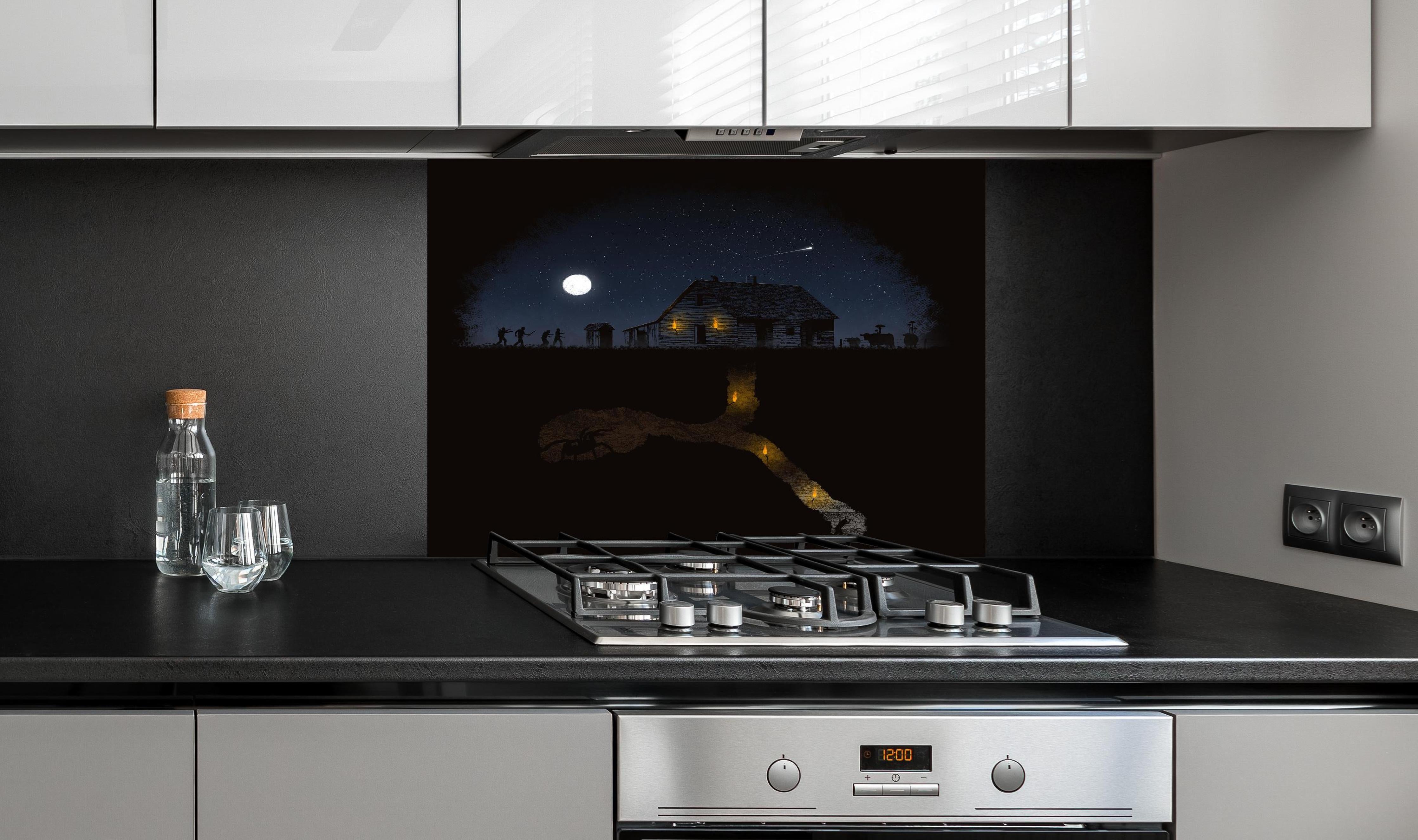 Spritzschutz - Surreale Nacht mit Sternenhimmel und Mond hinter einem Cerankochfeld zwischen Holz-Kochutensilien