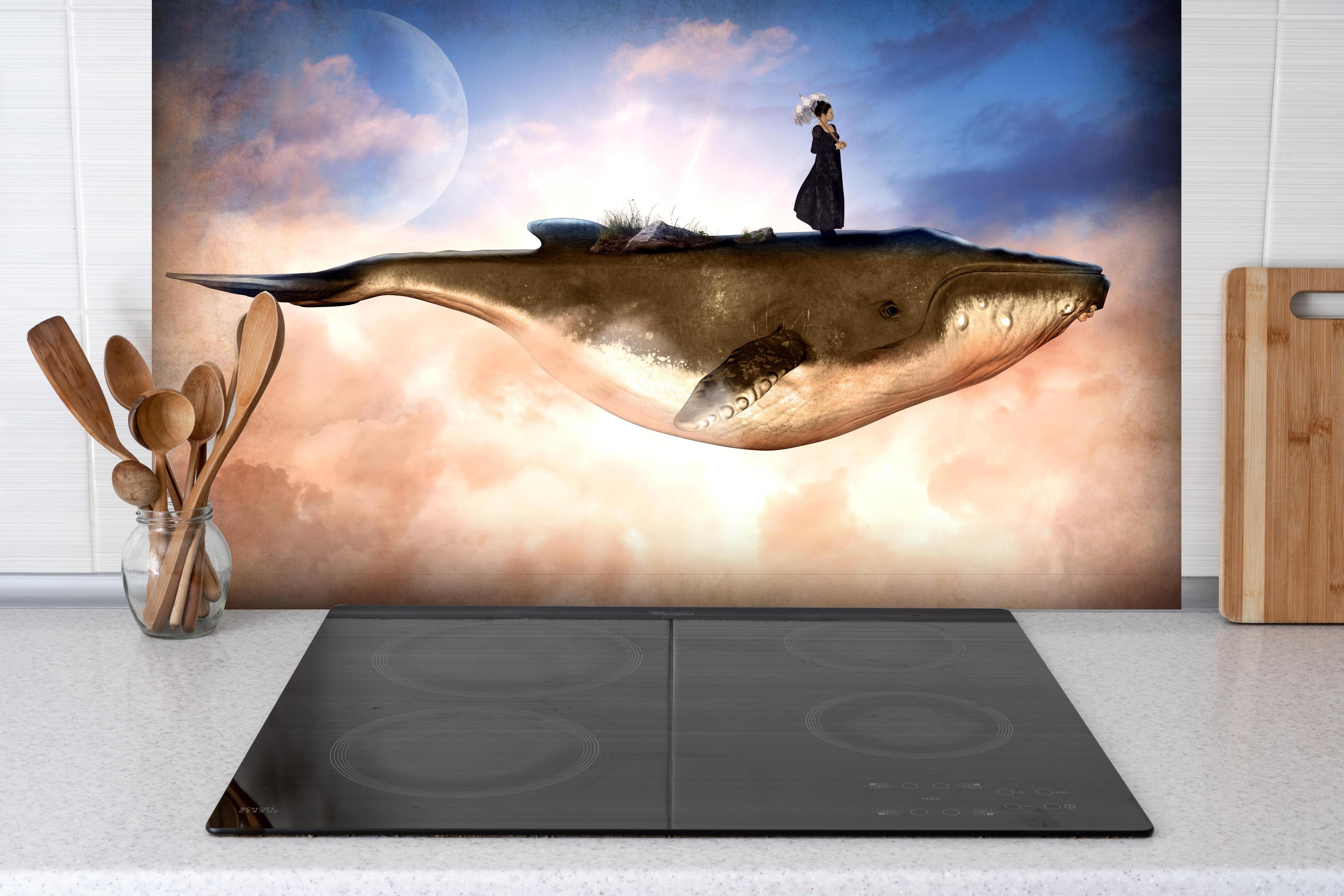 Spritzschutz - Surrealer Fliegender Wal und Frau hinter einem Cerankochfeld zwischen Holz-Kochutensilien