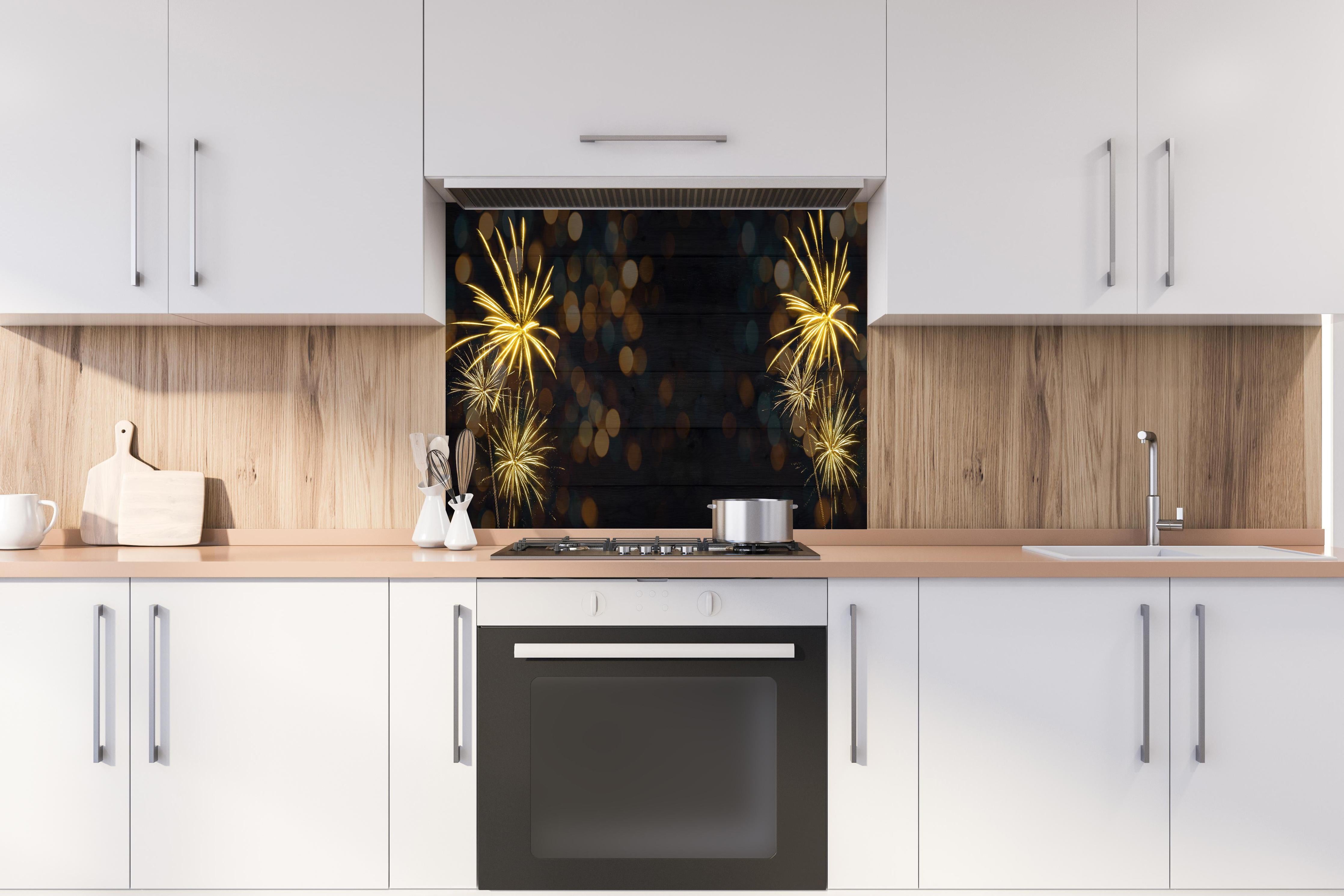 Spritzschutz - Sylvester Muster hinter einem Cerankochfeld zwischen Holz-Kochutensilien