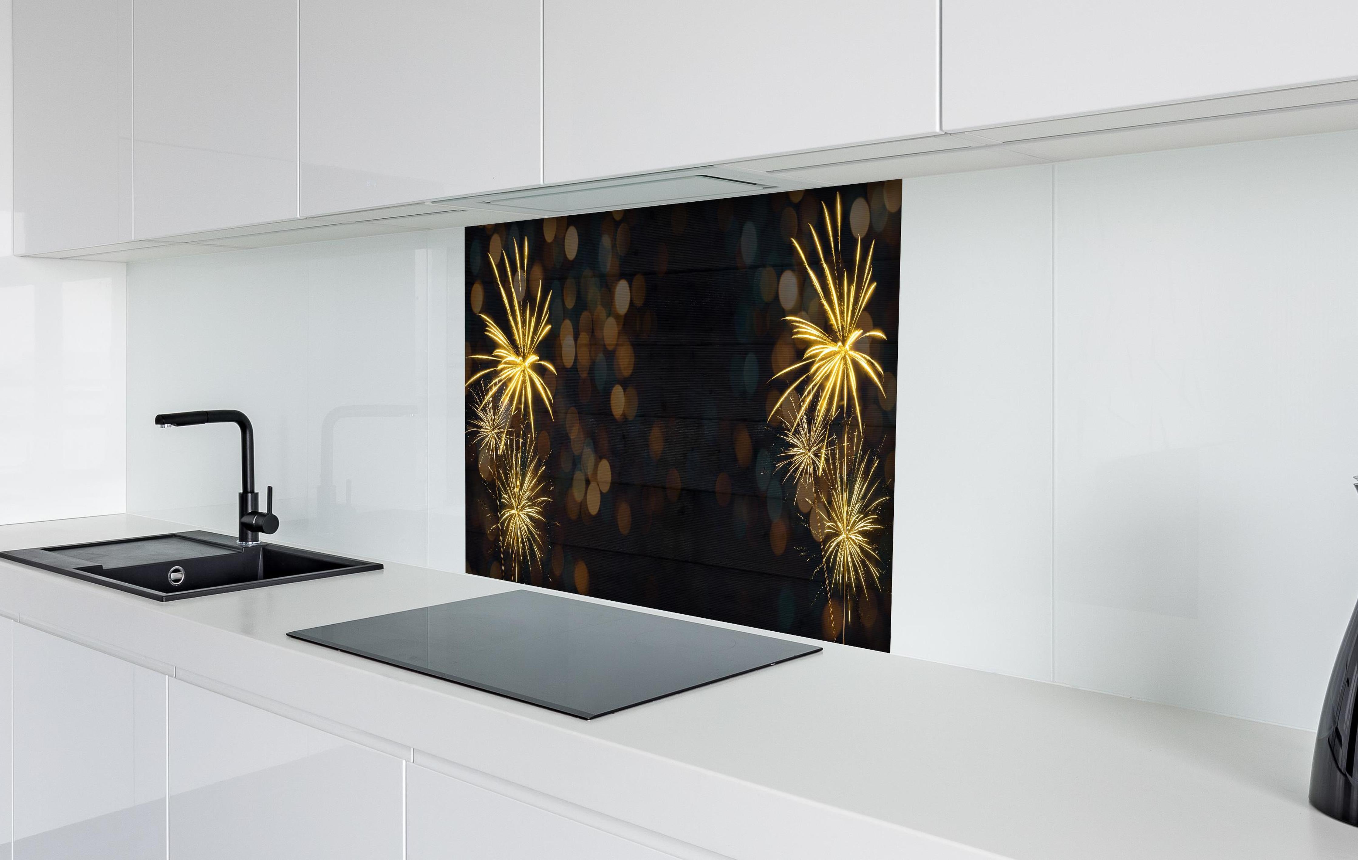 Spritzschutz - Sylvester Muster hinter einem Cerankochfeld zwischen Holz-Kochutensilien