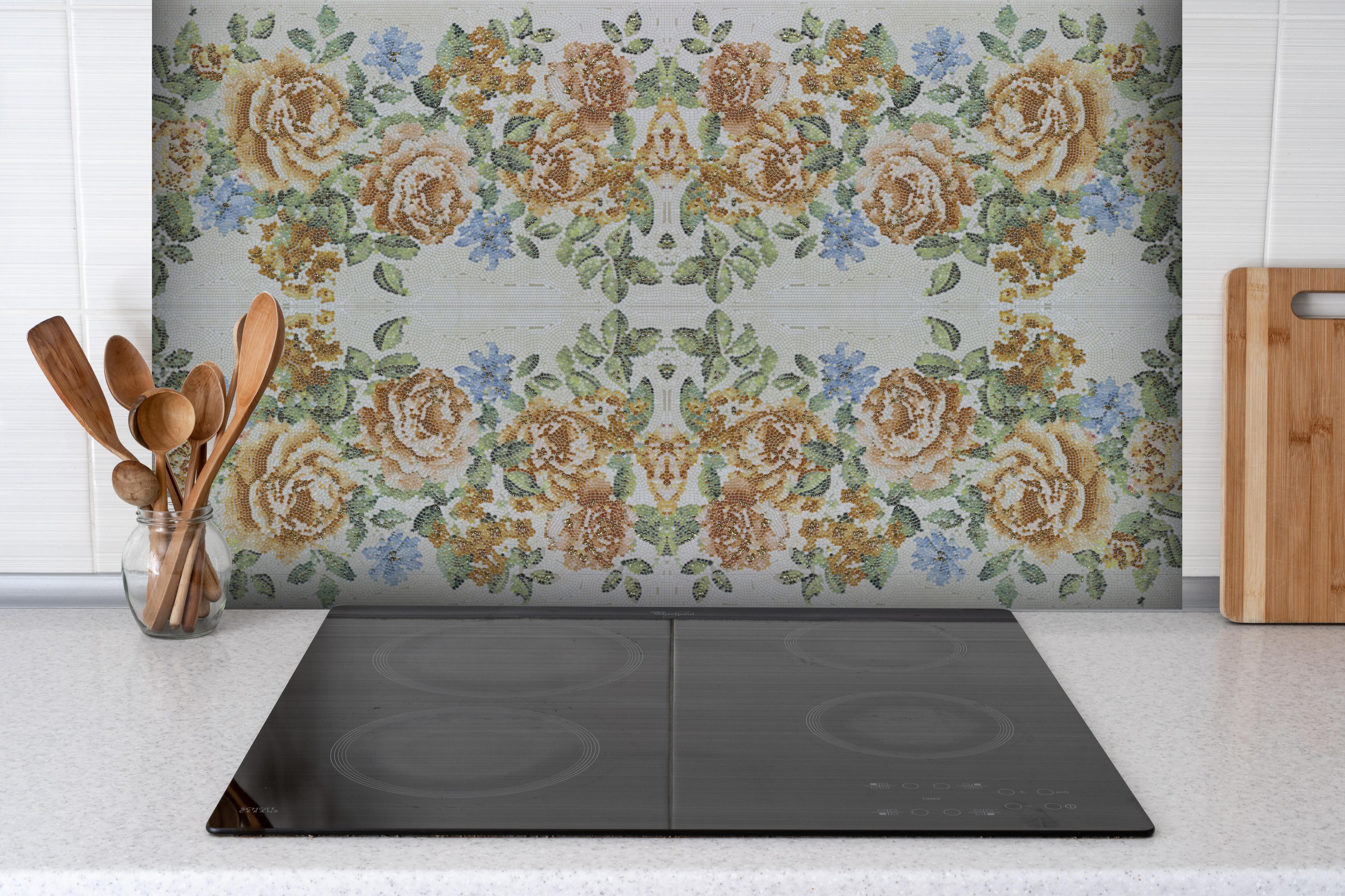Spritzschutz - Symmetrisches Blumenmuster in Weiß und Blau hinter einem Cerankochfeld zwischen Holz-Kochutensilien