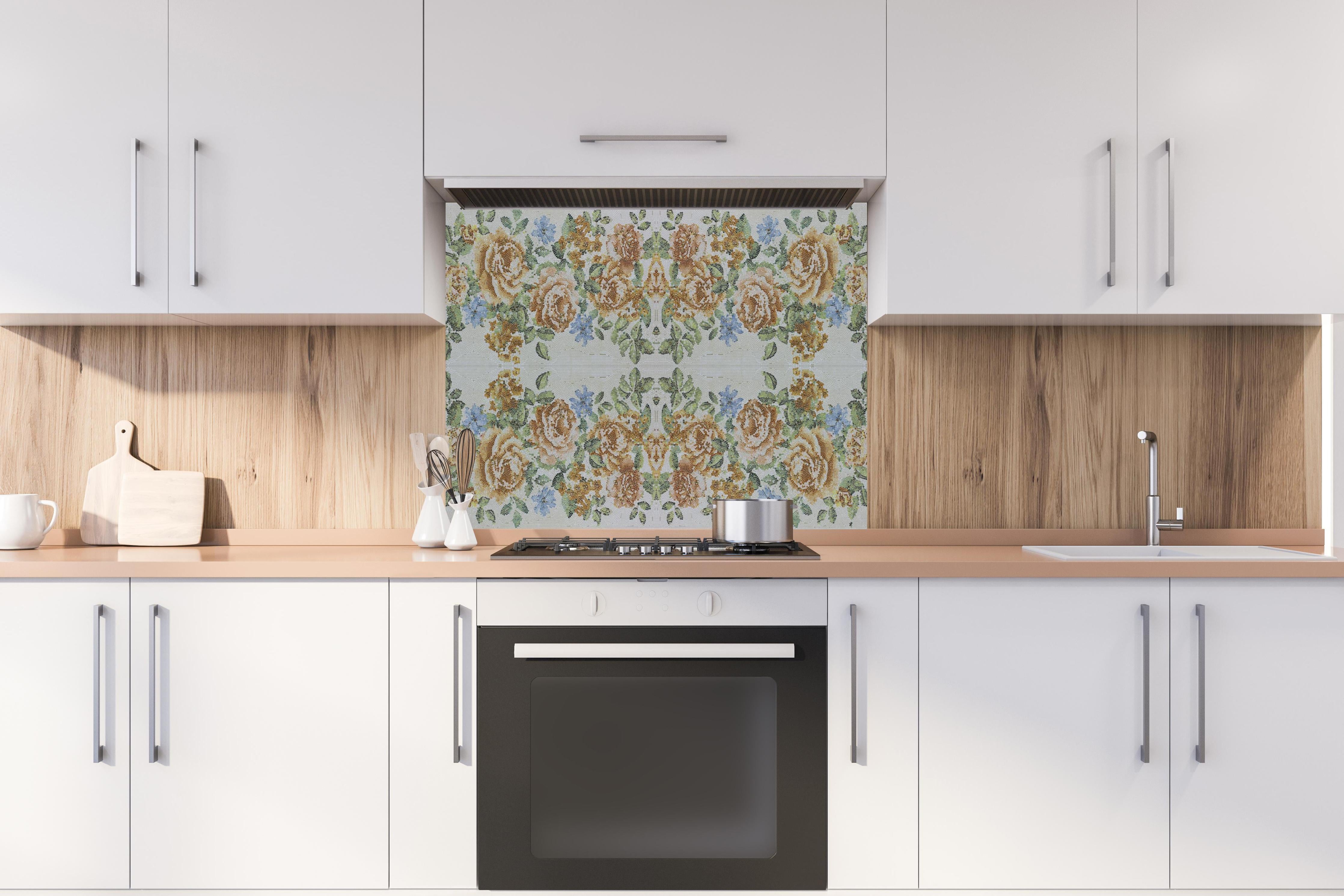 Spritzschutz - Symmetrisches Blumenmuster in Weiß und Blau hinter einem Cerankochfeld zwischen Holz-Kochutensilien