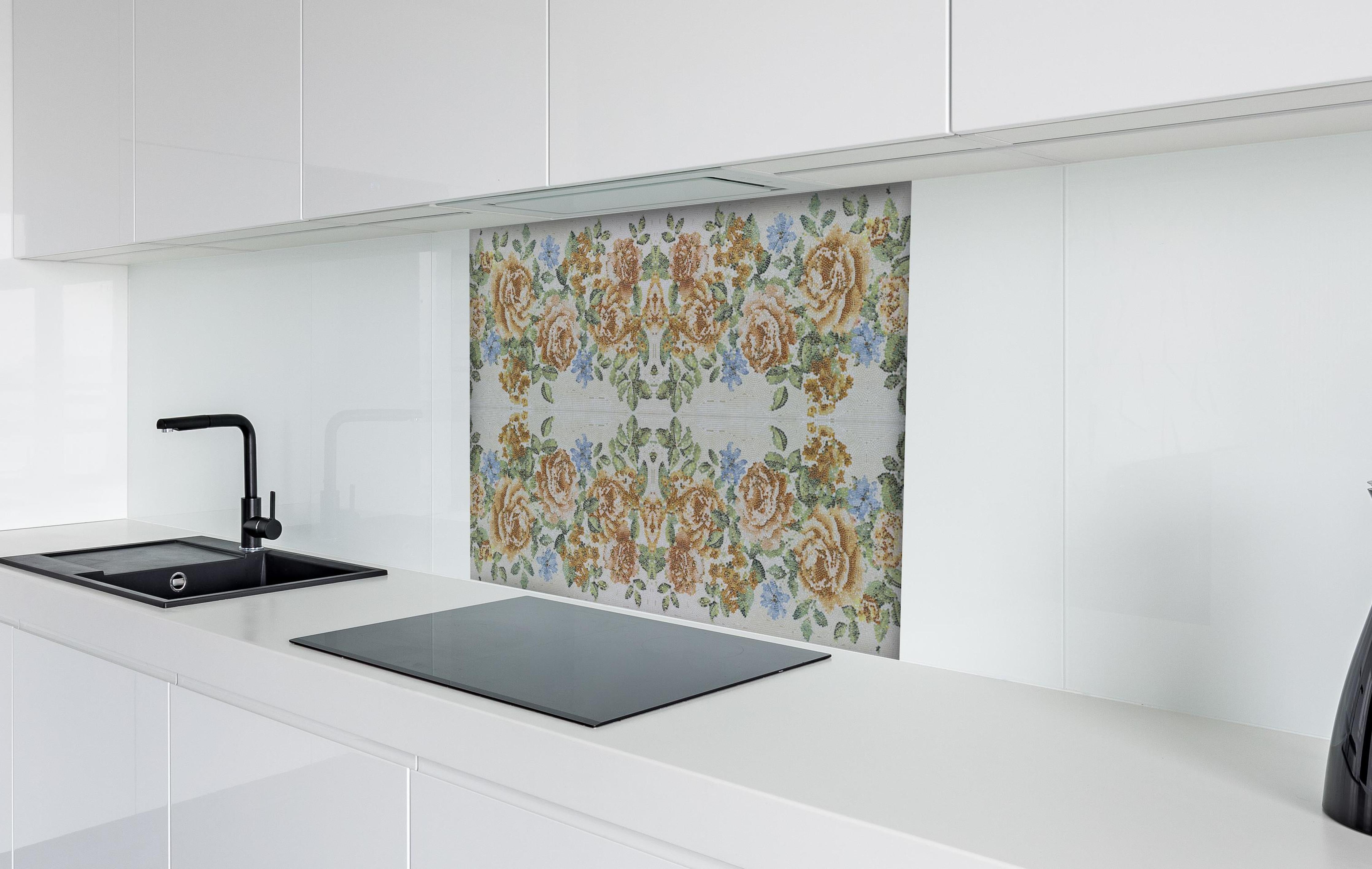 Spritzschutz - Symmetrisches Blumenmuster in Weiß und Blau hinter einem Cerankochfeld zwischen Holz-Kochutensilien