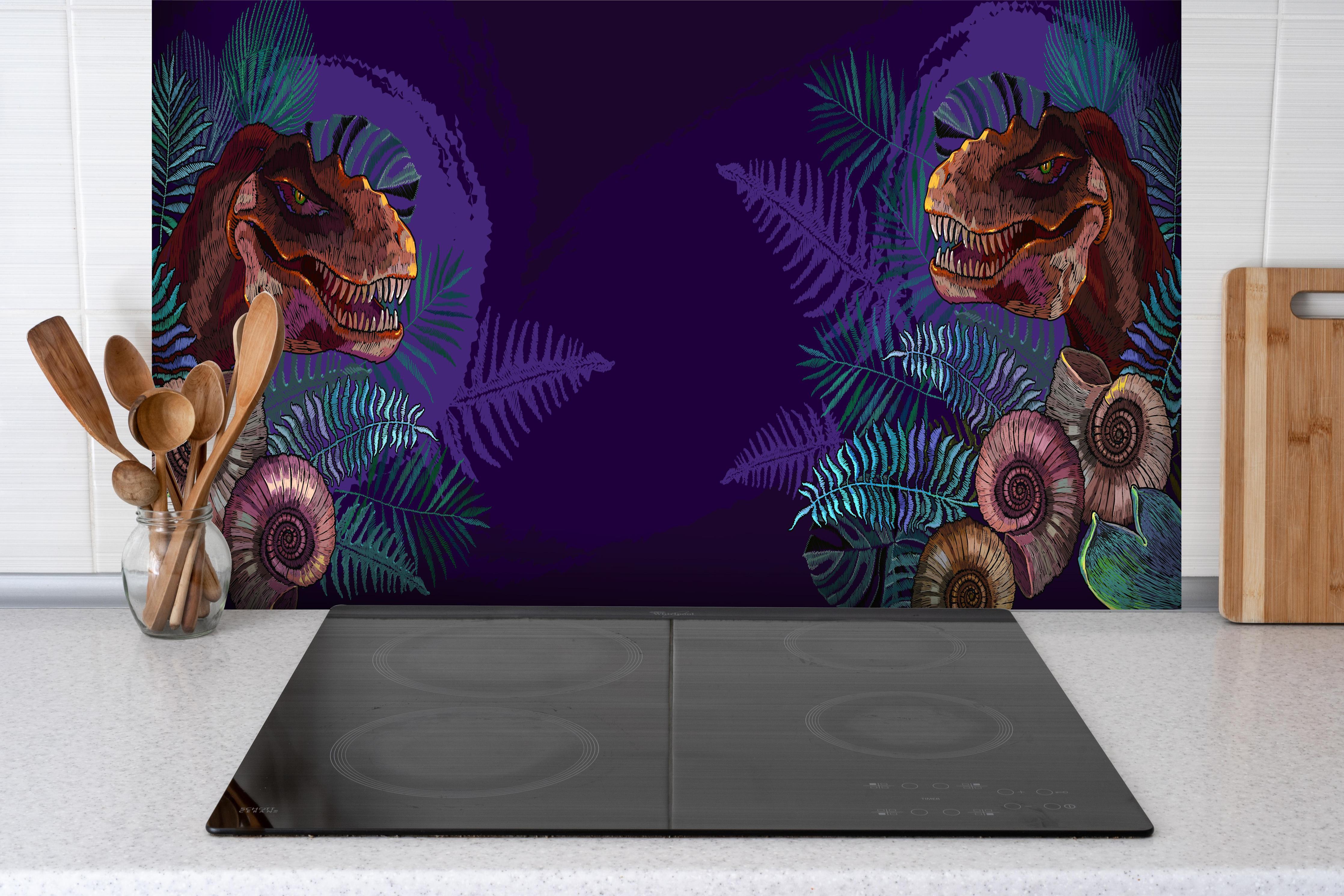 Spritzschutz - T-Rex Kopf und Ammonit Fossil Banner hinter einem Cerankochfeld zwischen Holz-Kochutensilien