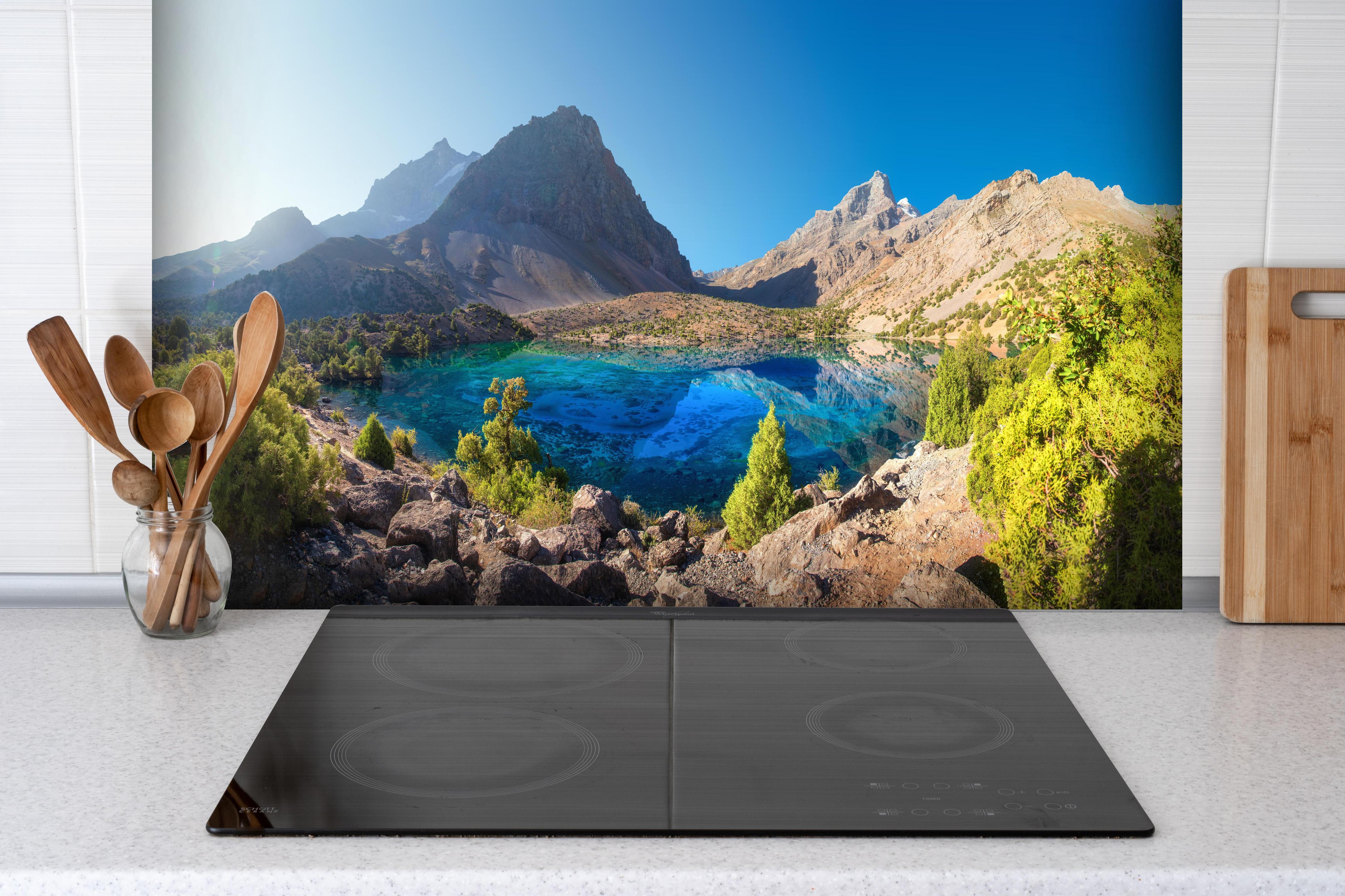 Spritzschutz - Tadschikistan See hinter einem Cerankochfeld zwischen Holz-Kochutensilien