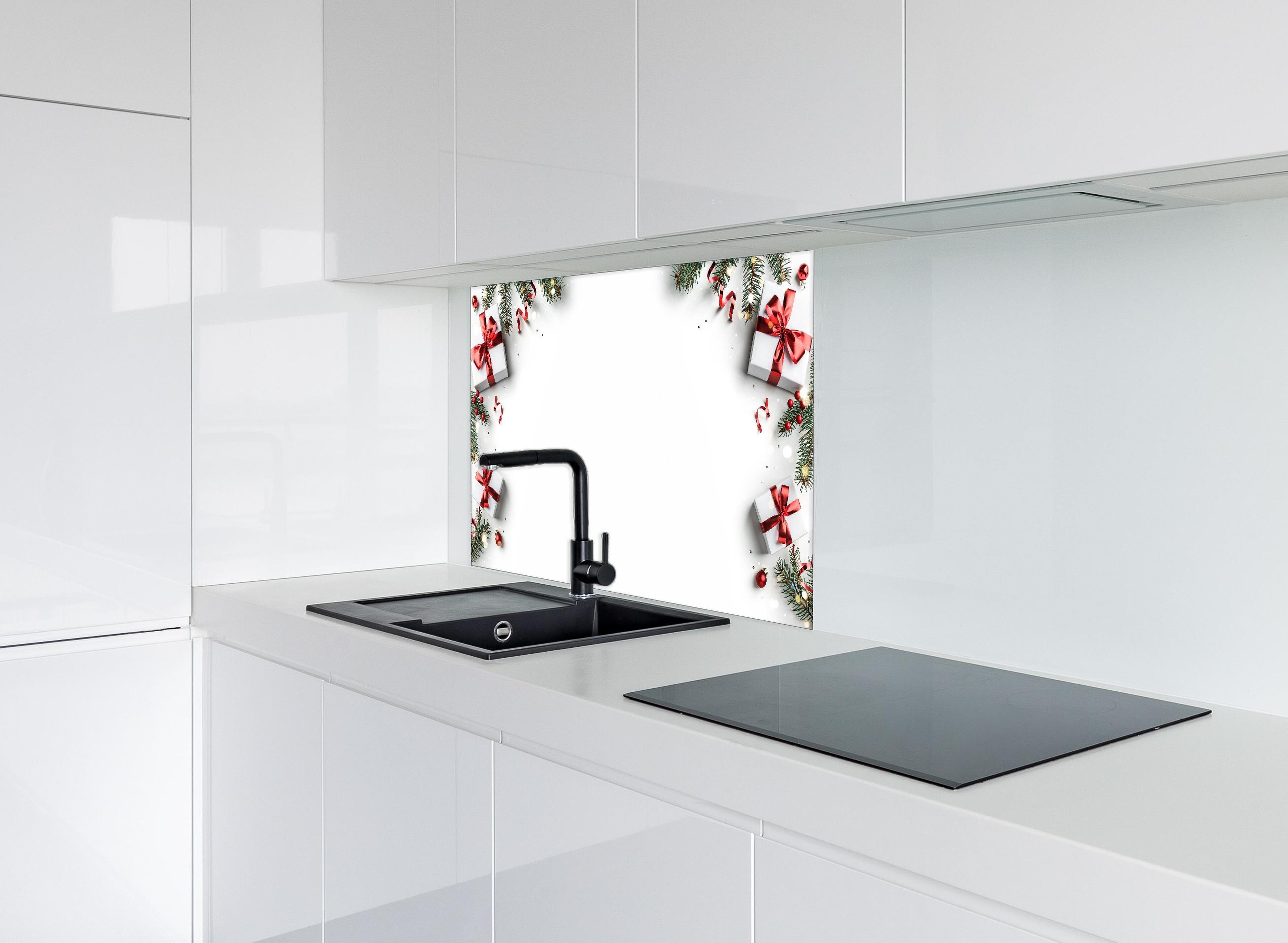 Spritzschutz - Tannenzweige als Rahmen hinter einem Cerankochfeld zwischen Holz-Kochutensilien