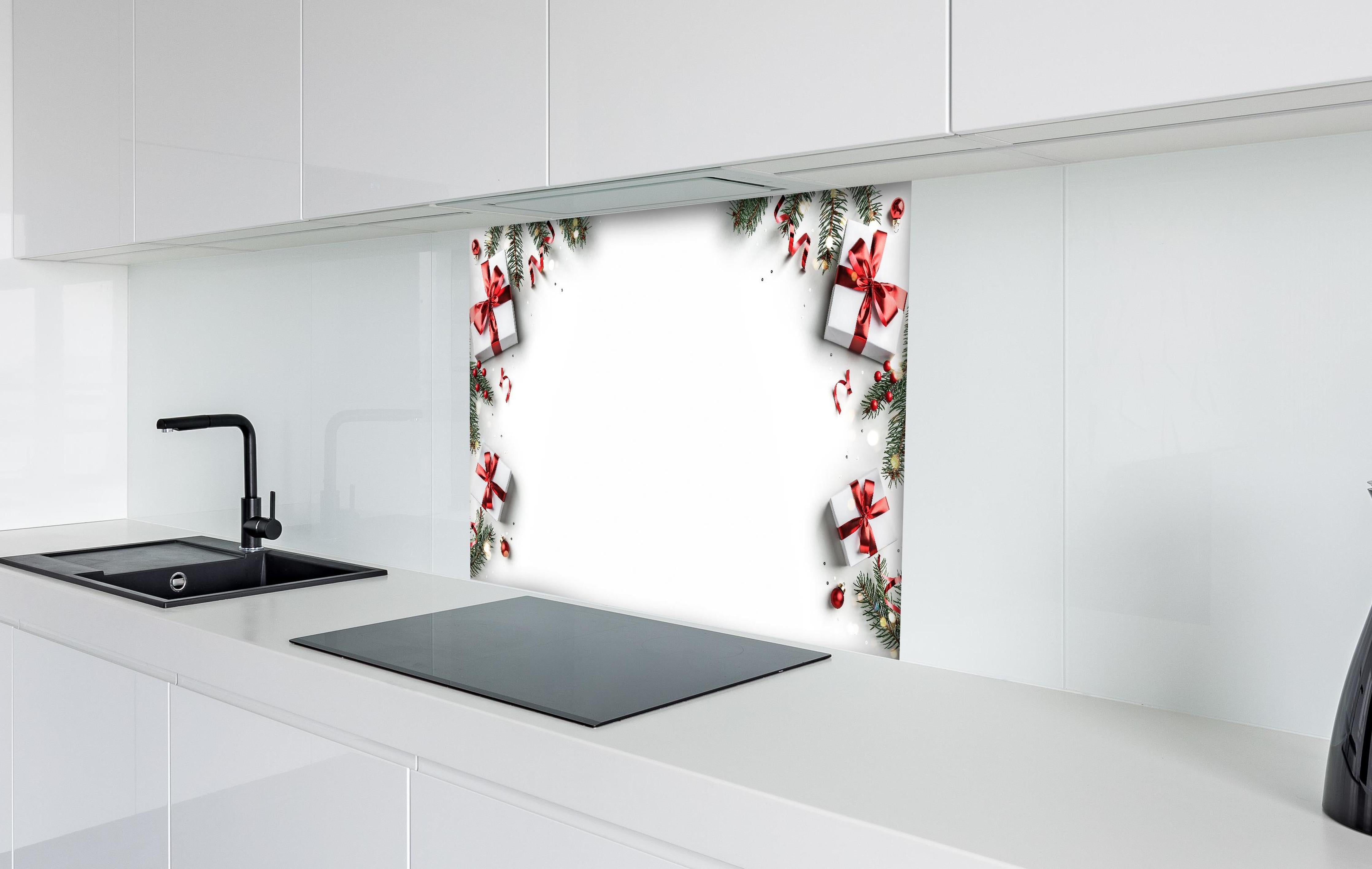 Spritzschutz - Tannenzweige als Rahmen hinter einem Cerankochfeld zwischen Holz-Kochutensilien