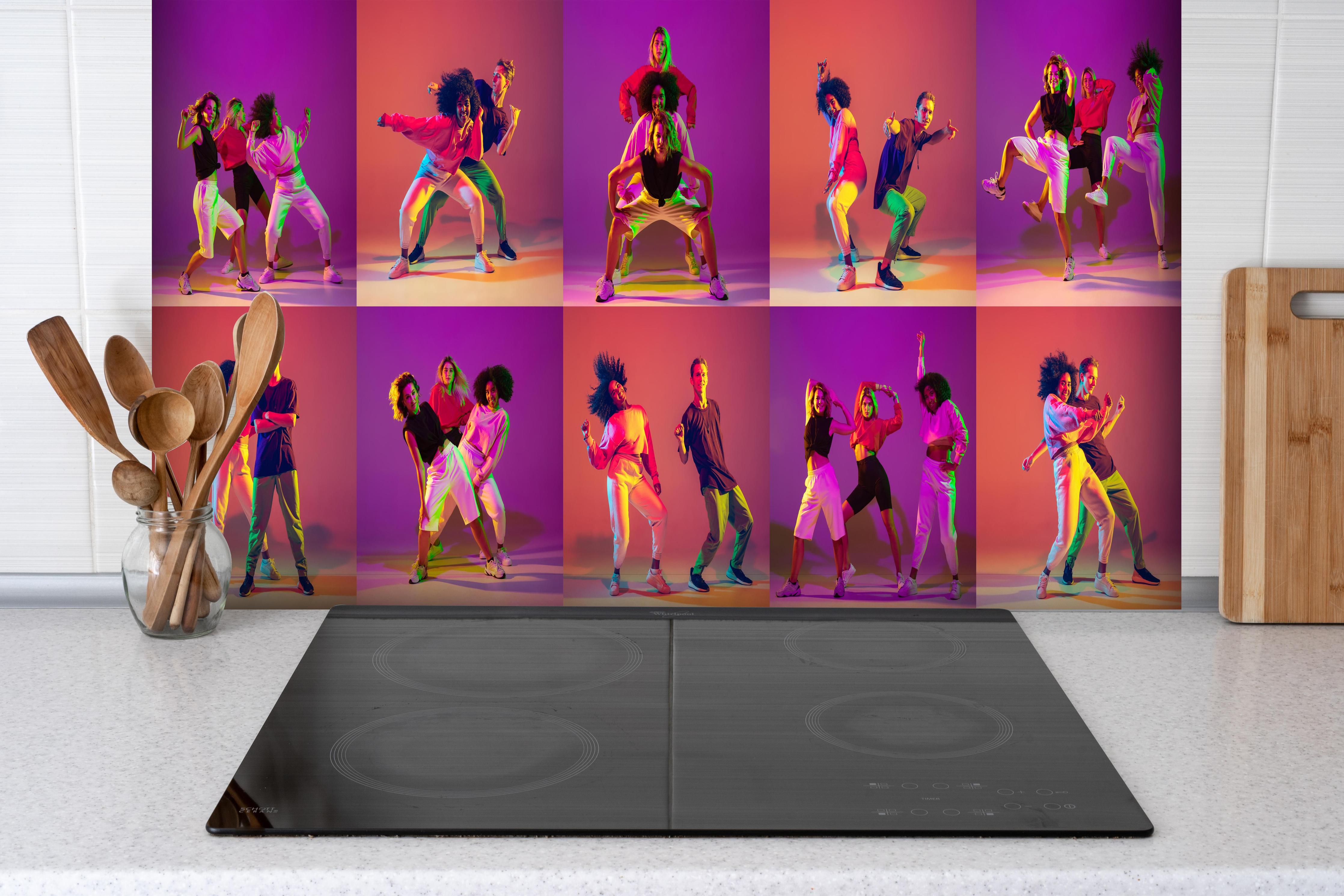 Spritzschutz - Tanzkurs Muster hinter einem Cerankochfeld zwischen Holz-Kochutensilien