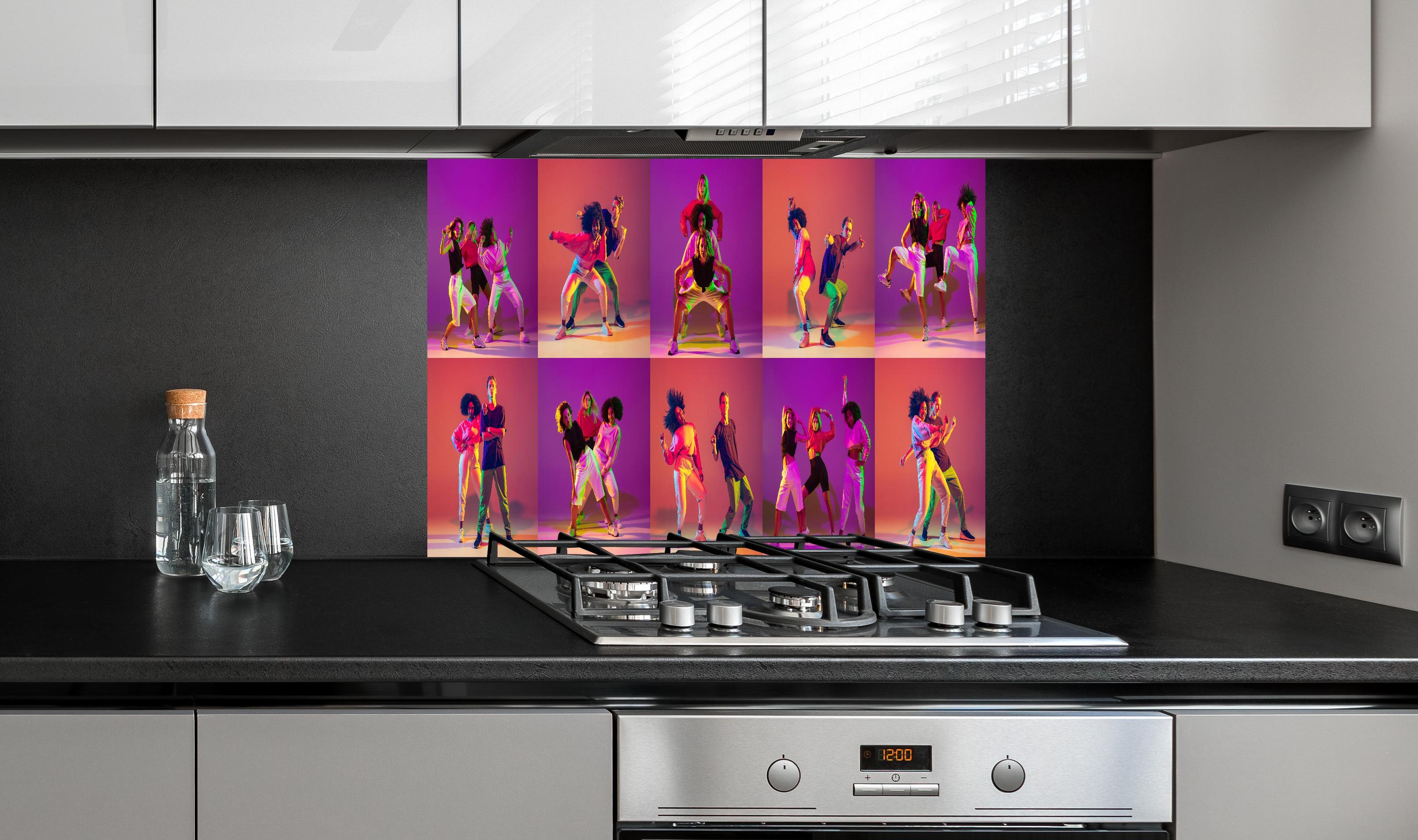 Spritzschutz - Tanzkurs Muster hinter einem Cerankochfeld zwischen Holz-Kochutensilien