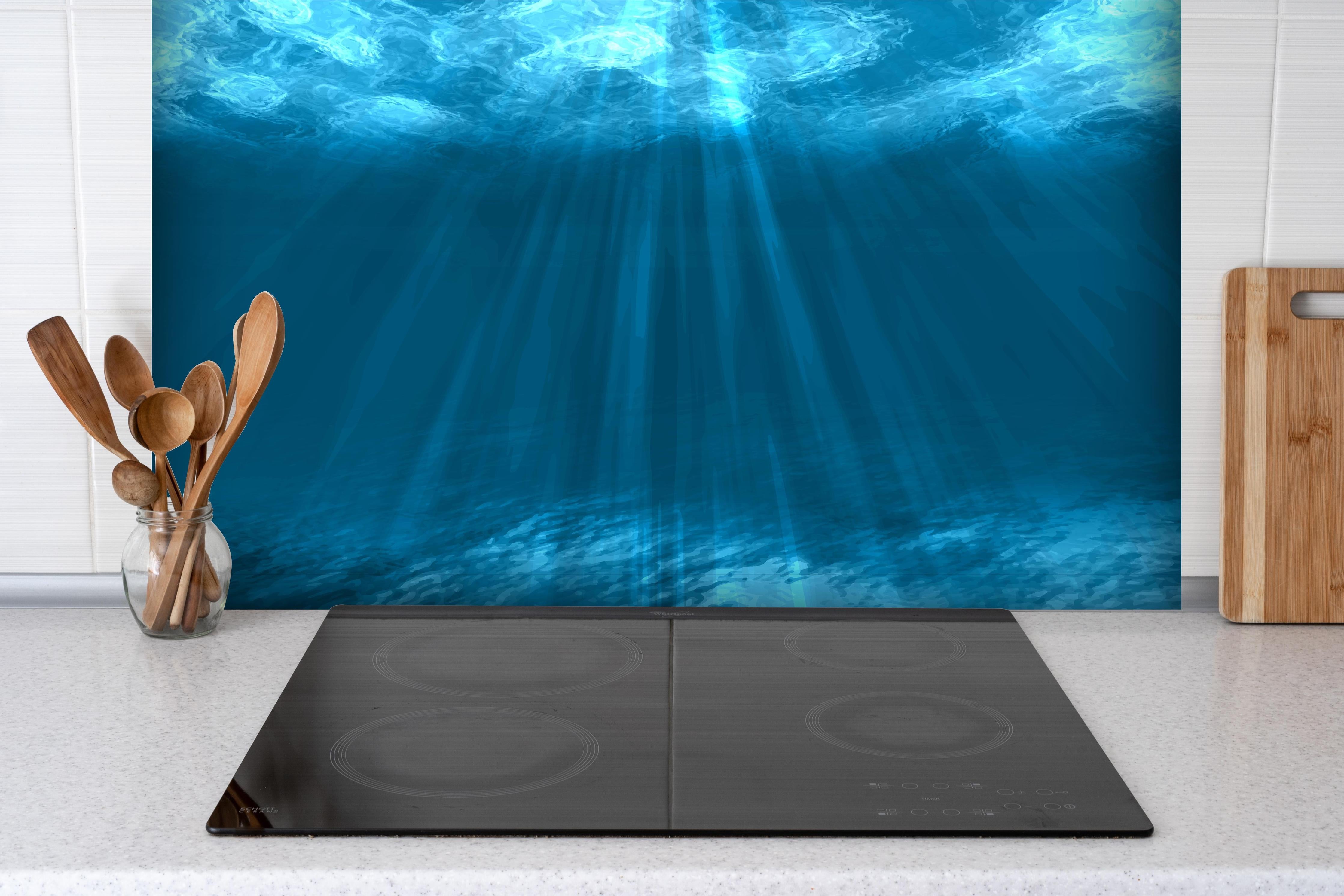 Spritzschutz - Taucherparadies in Ozeanblau und Türkis hinter einem Cerankochfeld zwischen Holz-Kochutensilien