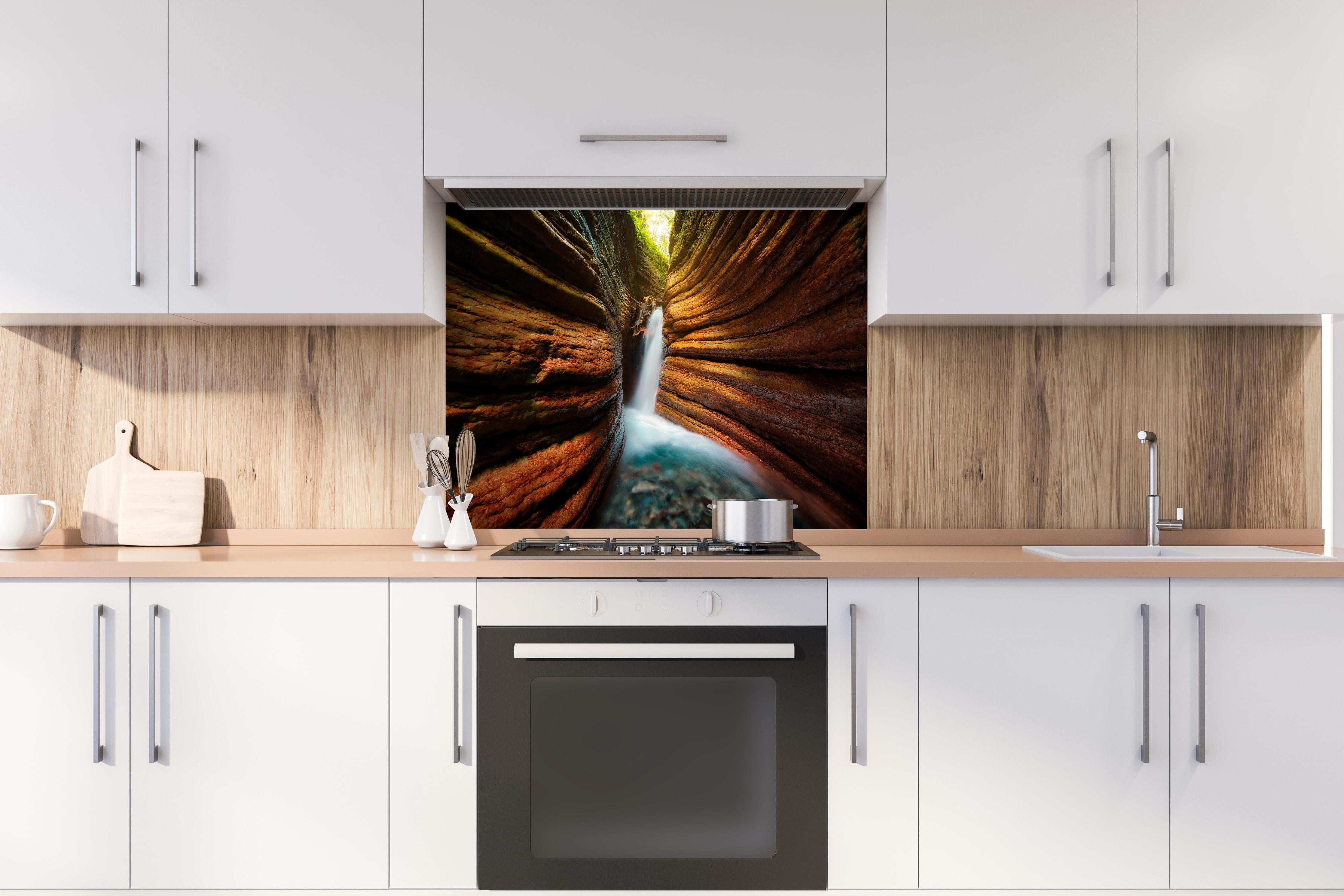 Spritzschutz - Tauglebach Klamm Slot Canyon River in Austria hinter einem Cerankochfeld zwischen Holz-Kochutensilien