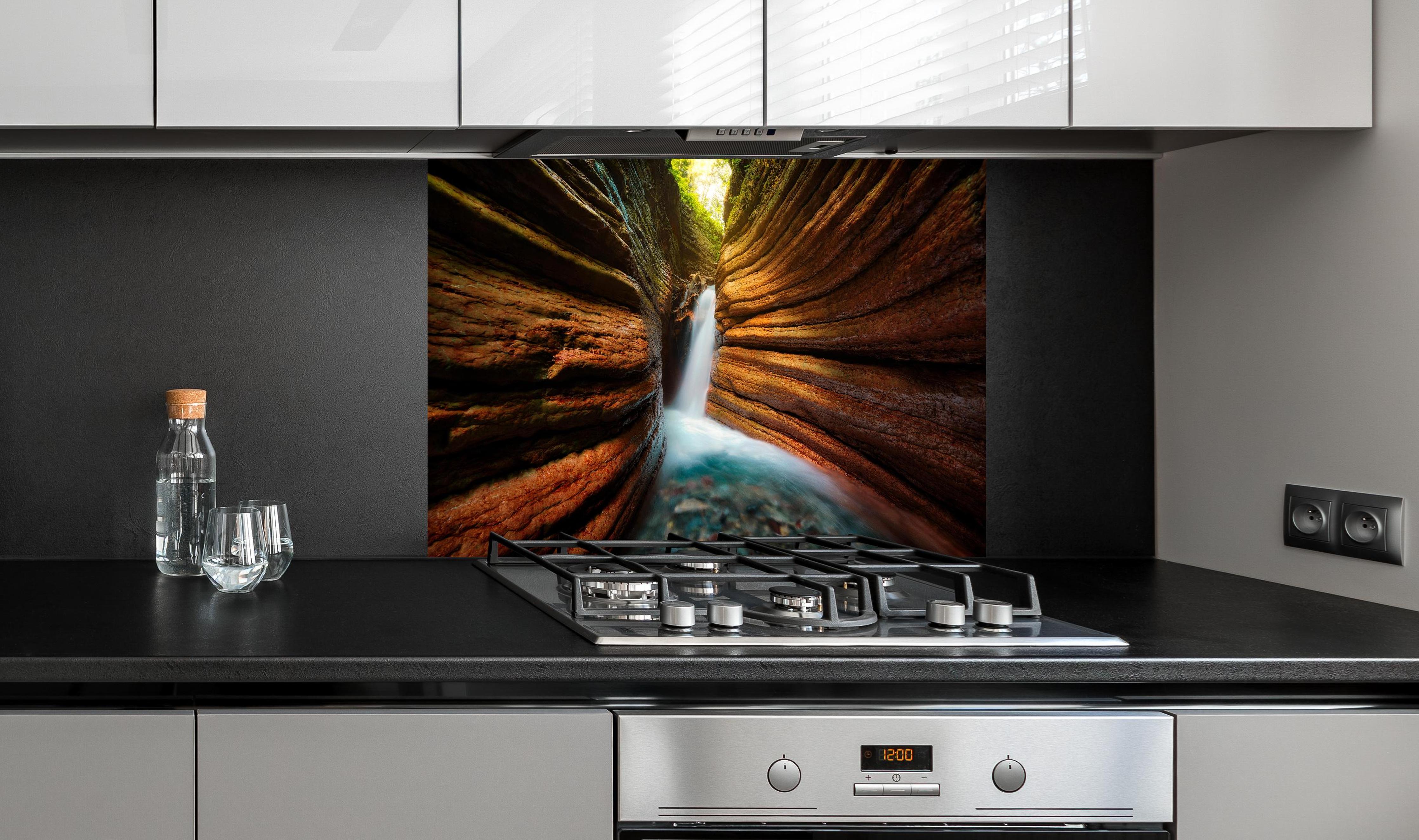 Spritzschutz - Tauglebach Klamm Slot Canyon River in Austria hinter einem Cerankochfeld zwischen Holz-Kochutensilien